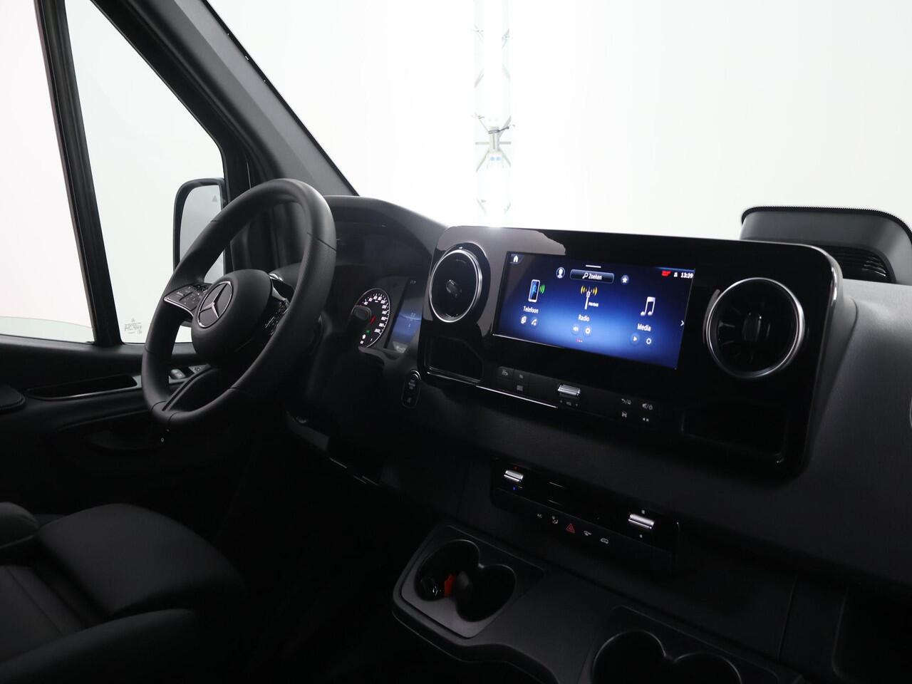 Mercedes-Benz SPRINTER 315 CDI | L2 H2 | Aut. | RWD | PRO | BPM VRIJ! | 3500 KG AHW | CARPLAY | ANDROID AUTO | 3-ZITS | CRUISE | CAMERA | AIRCO | SPOORASSISTENT | DODEHOEKDETECTIE | METALLIC