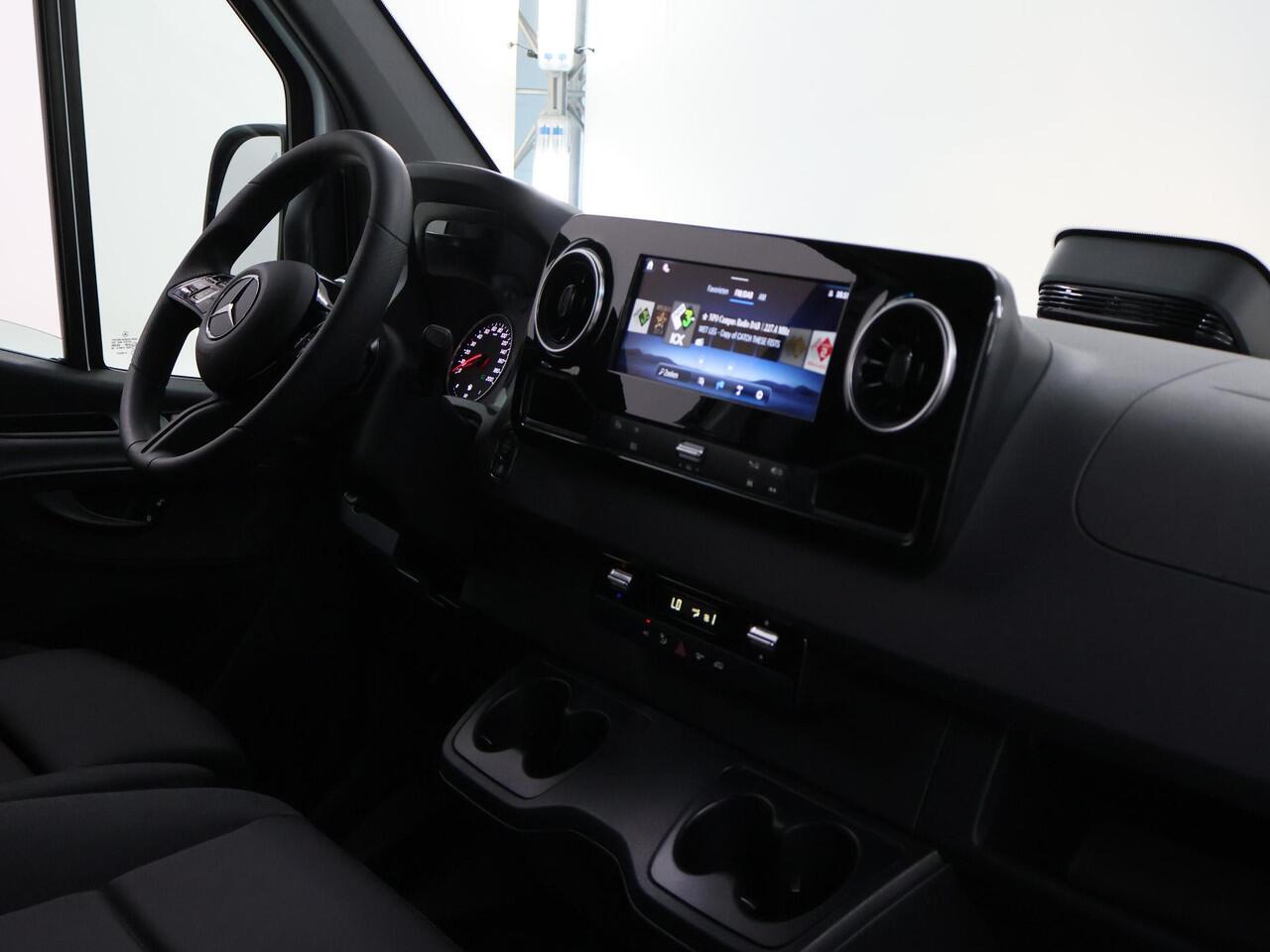 Mercedes-Benz SPRINTER 315 | Aut. | L2 H2 | RWD | PRO | 3500 KG. AHW | Airco | Cruise Control | 3500 KG. AHW | Carplay / Android Auto | Dodehoekassistent | Lane-Assist | Multifunctioneel Stuurwiel | 3-zits |