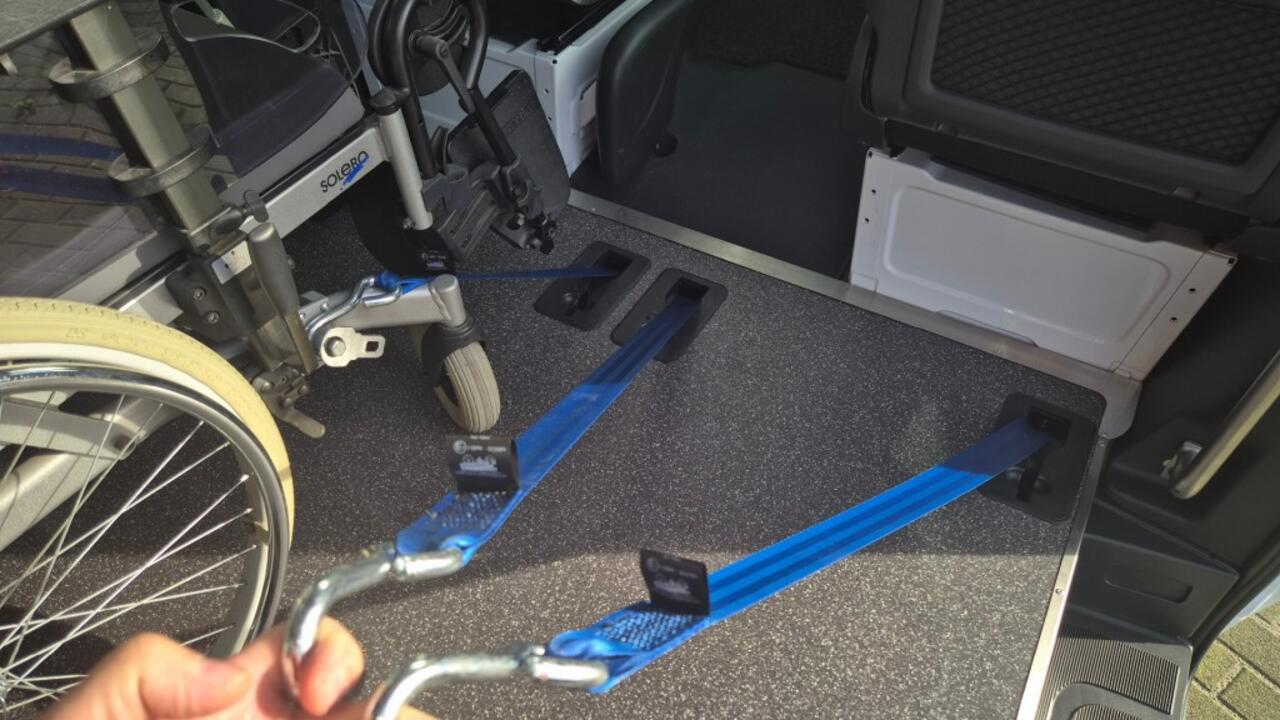 Mercedes-Benz SPRINTER VOORRAAD! Rolstoelbus met BFIT5 vloer systeem.