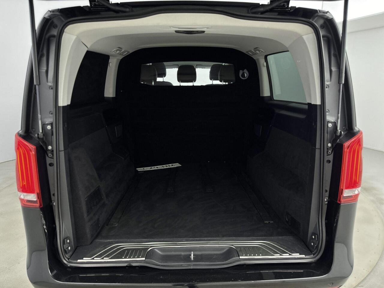 Mercedes-Benz V-KLASSE 250d Extra Lang DC 191PK | Trekhaak | Lederen Bekleding | Stoelverwarming | Achteruitrijcamera | Sidebars