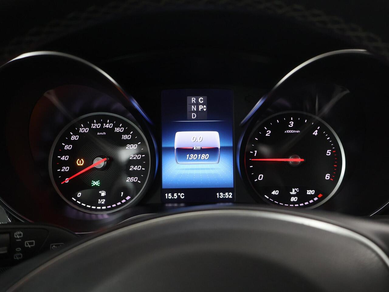 Mercedes-Benz V-KLASSE 300d | AUT. | 239 PK | L2 | DUBBEL CABINE | DEALER ONDERHOUDEN | ADAPTIEVE CRUISE CONTROL | ALARM | 19" AMG VELGEN | LEDEREN BEKLEDING | STOELVERWARMING | TREKHAAK | CARPLAY | ANDROID AUTO | CLIMA | NAVIGATIE | ACHTERUITRIJCAMERA