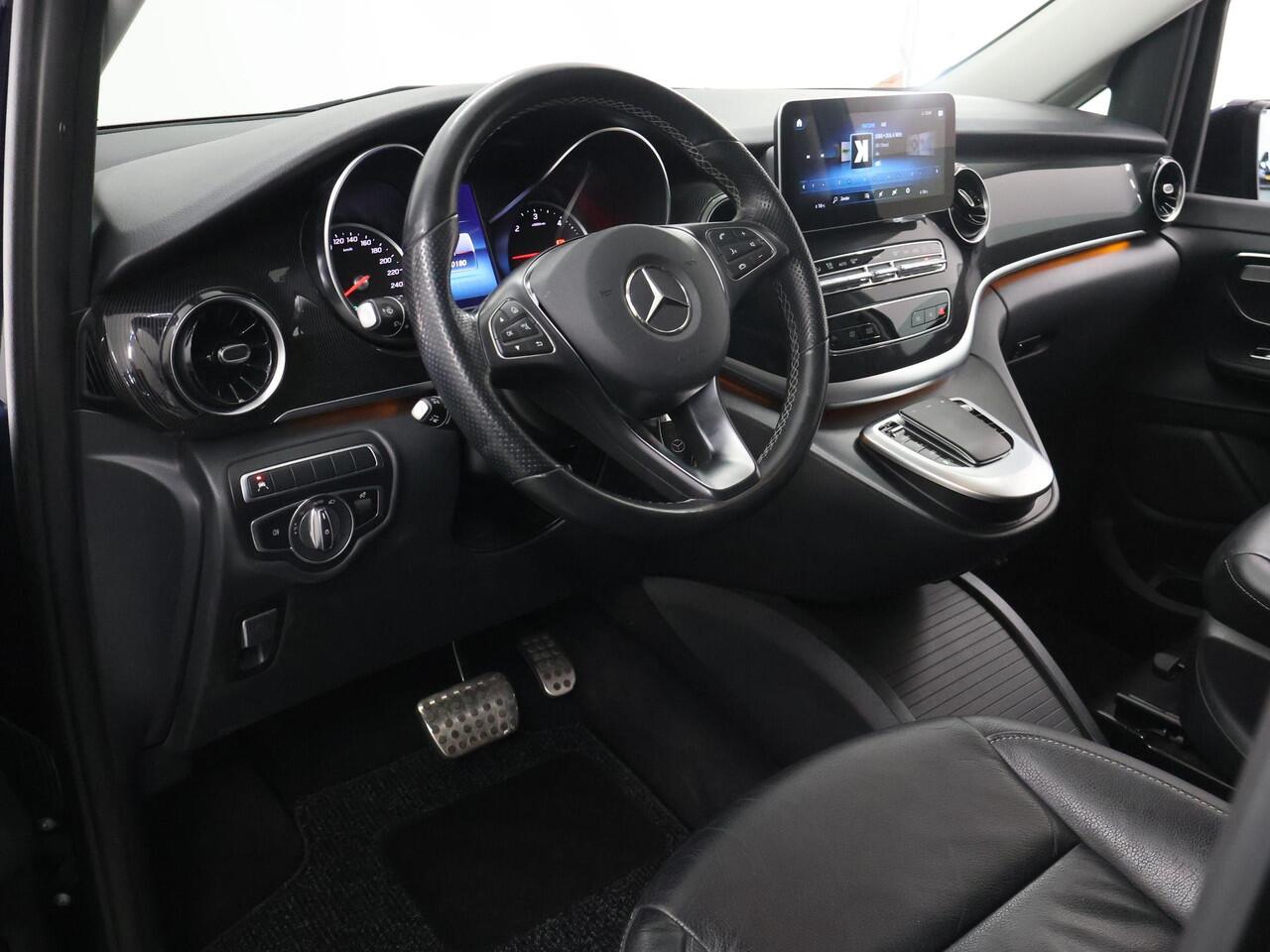 Mercedes-Benz V-KLASSE 300d | AUT. | 239 PK | L2 | DUBBEL CABINE | DEALER ONDERHOUDEN | ADAPTIEVE CRUISE CONTROL | ALARM | 19" AMG VELGEN | LEDEREN BEKLEDING | STOELVERWARMING | TREKHAAK | CARPLAY | ANDROID AUTO | CLIMA | NAVIGATIE | ACHTERUITRIJCAMERA