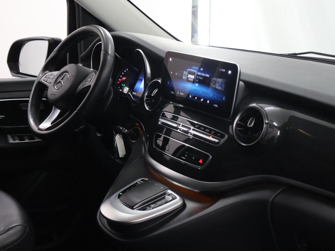 Mercedes-Benz V-KLASSE 300d | AUT. | 239 PK | L2 | DUBBEL CABINE | DEALER ONDERHOUDEN | ADAPTIEVE CRUISE CONTROL | ALARM | 19" AMG VELGEN | LEDEREN BEKLEDING | STOELVERWARMING | TREKHAAK | CARPLAY | ANDROID AUTO | CLIMA | NAVIGATIE | ACHTERUITRIJCAMERA