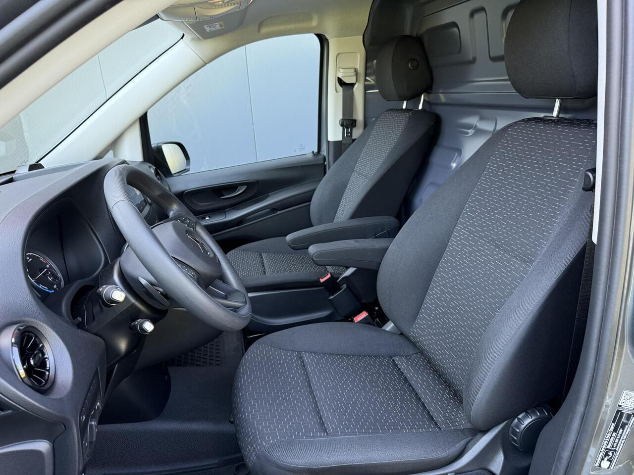 Mercedes-Benz VITO eVito 112 | L2 Lang | 60 kWh | 2-zits | Parkeercamera | Airco | Betimmering | Navigatie |