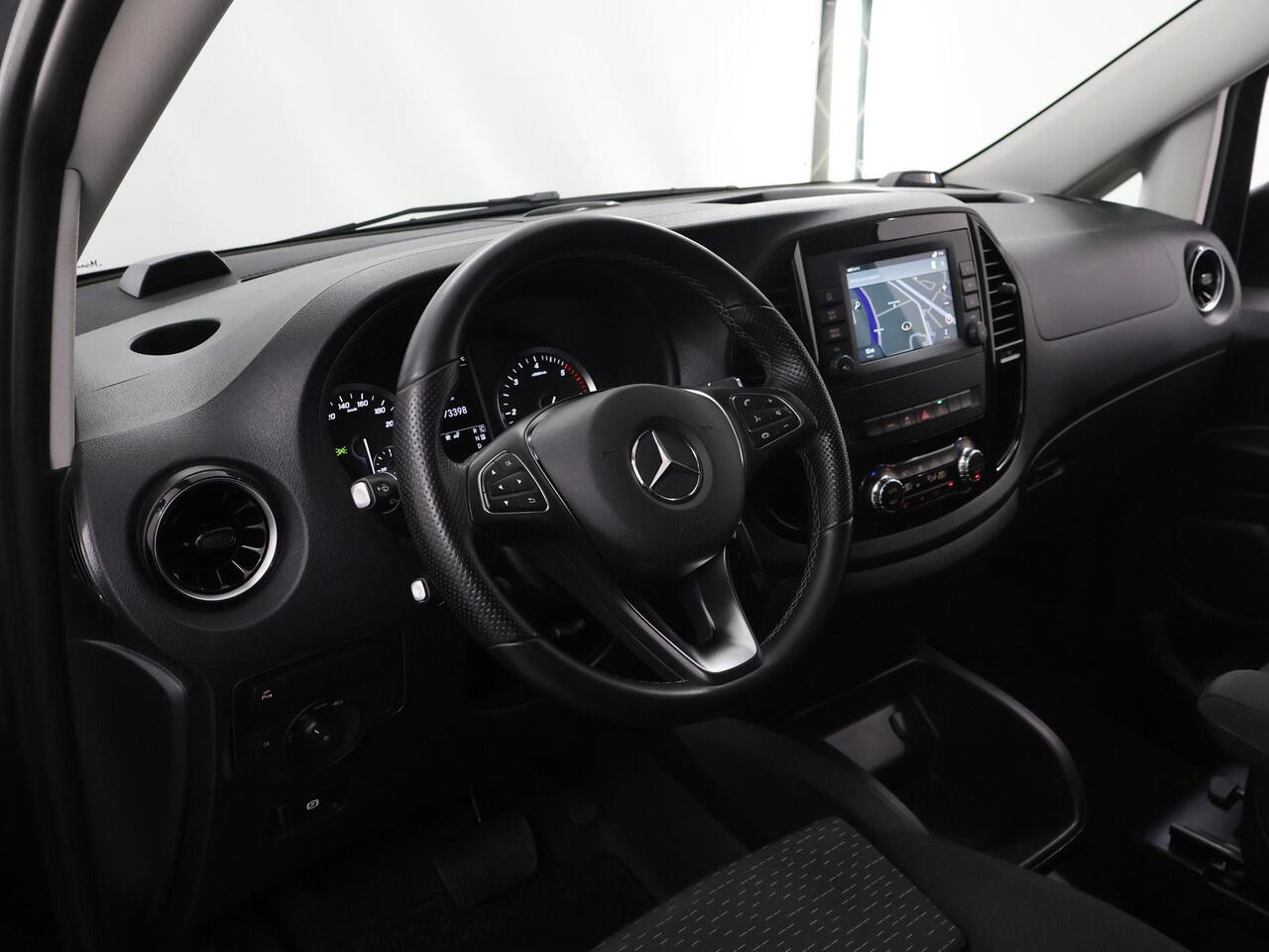 Mercedes-Benz VITO 119 CDI | L3 XL | DUBBEL CABINE | 190 PK | AUT. | LED | NAVIGATIE | CLIMATE CONTROL | CAMERA | PARKEERSENSOREN | BETIMMERDE LAADRUIMTE | TREKHAAK | METALLIC | CARPLAY / ANDROID AUTO | 17" LICHTMETALEN WIELEN