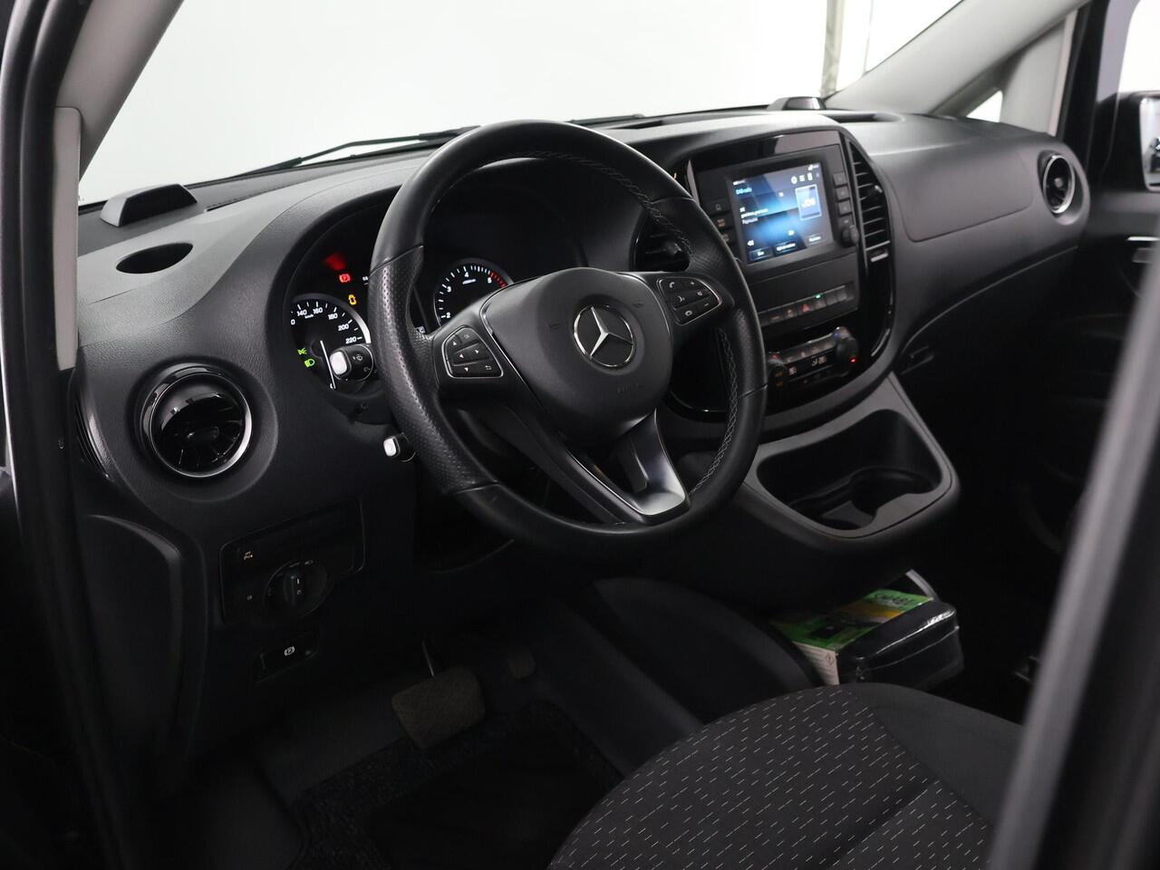 Mercedes-Benz VITO 116 CDI | Aut. | L2 Lang | Parkeercamera | Climate Control | 2-zits met Stoelverwarming | Trekhaak | Sidebars | LM Velgen | LED Koplampen | Stoelverwarming | Cruise Control | Certified