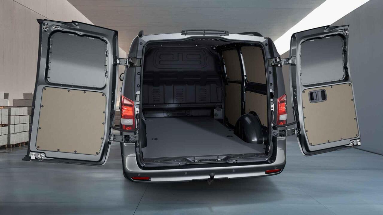 Mercedes-Benz VITO 116 CDI L2 Select | Lederen Stuurwiel | Spiegelpakket | Verwarmde Comfortstoel en bijrijdersbank | Trekhaak 2500kg | Airco | Cruisecontrol | Alarm Klasse 3 | Parkeerpakket | Certified |