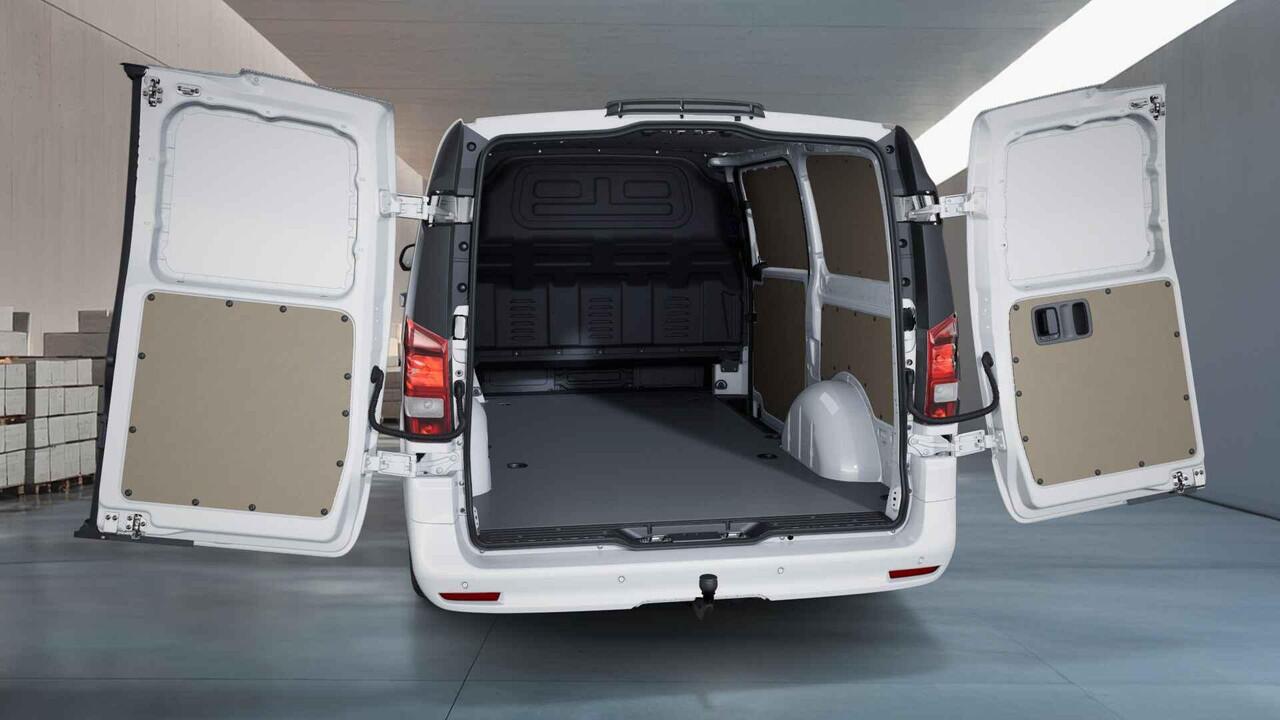 Mercedes-Benz VITO 116 CDI | L2 | SELECT | AUTOMAAT | 165 PK | LEDER ZWART | LED | NAVIGATIE | CAMERA | CRUISE CONTROL | AIRCO | 2500 KG TREKHAAK | LAADRUIMTE HOUT | 3-ZITS | CARPLAY EN ANDROID AUTO | CERTIFIED