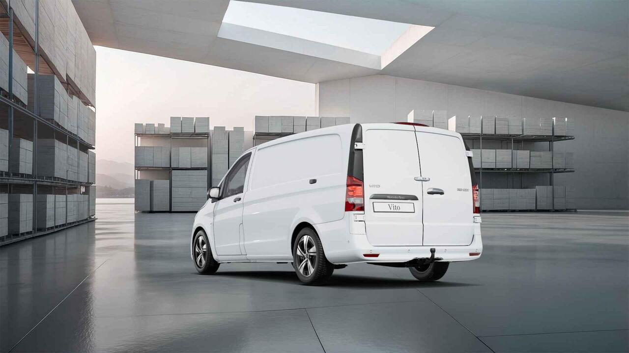 Mercedes-Benz VITO 116 CDI | L2 | SELECT | AUTOMAAT | 165 PK | LEDER ZWART | LED | NAVIGATIE | CAMERA | CRUISE CONTROL | AIRCO | 2500 KG TREKHAAK | LAADRUIMTE HOUT | 3-ZITS | CARPLAY EN ANDROID AUTO | CERTIFIED