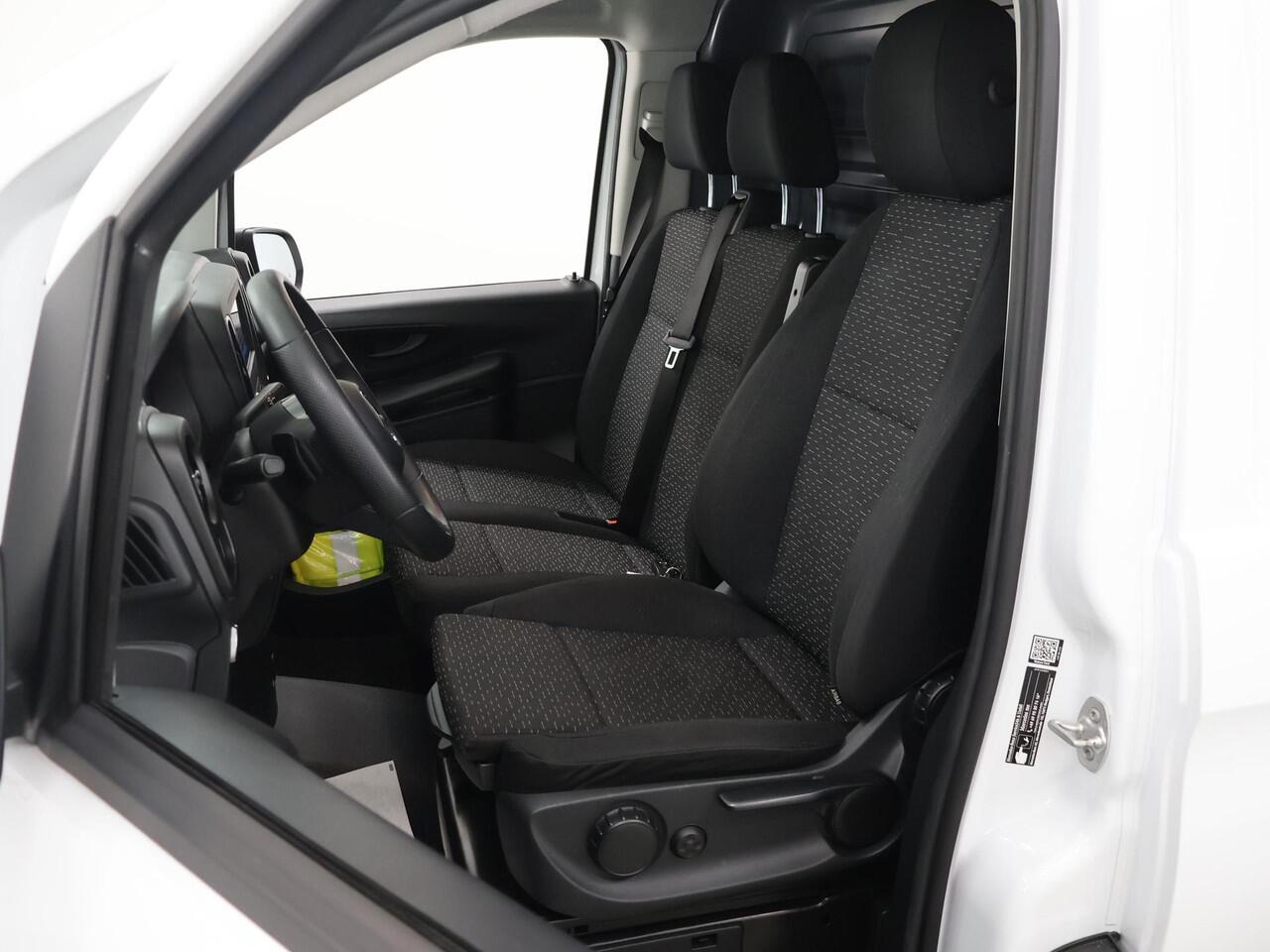 Mercedes-Benz VITO 116 CDI | L2 | PRO | AUT. | 160 PK | ACHTERUITRIJCAMERA | 2500 KG TREKHAAK | CRUISE CONTROL | AIRCO | DODEHOEKDETECTIE | NAVIGATIE | 3-ZITS | COMFORT CHAUFFEURSSTOEL | CERTIFIED