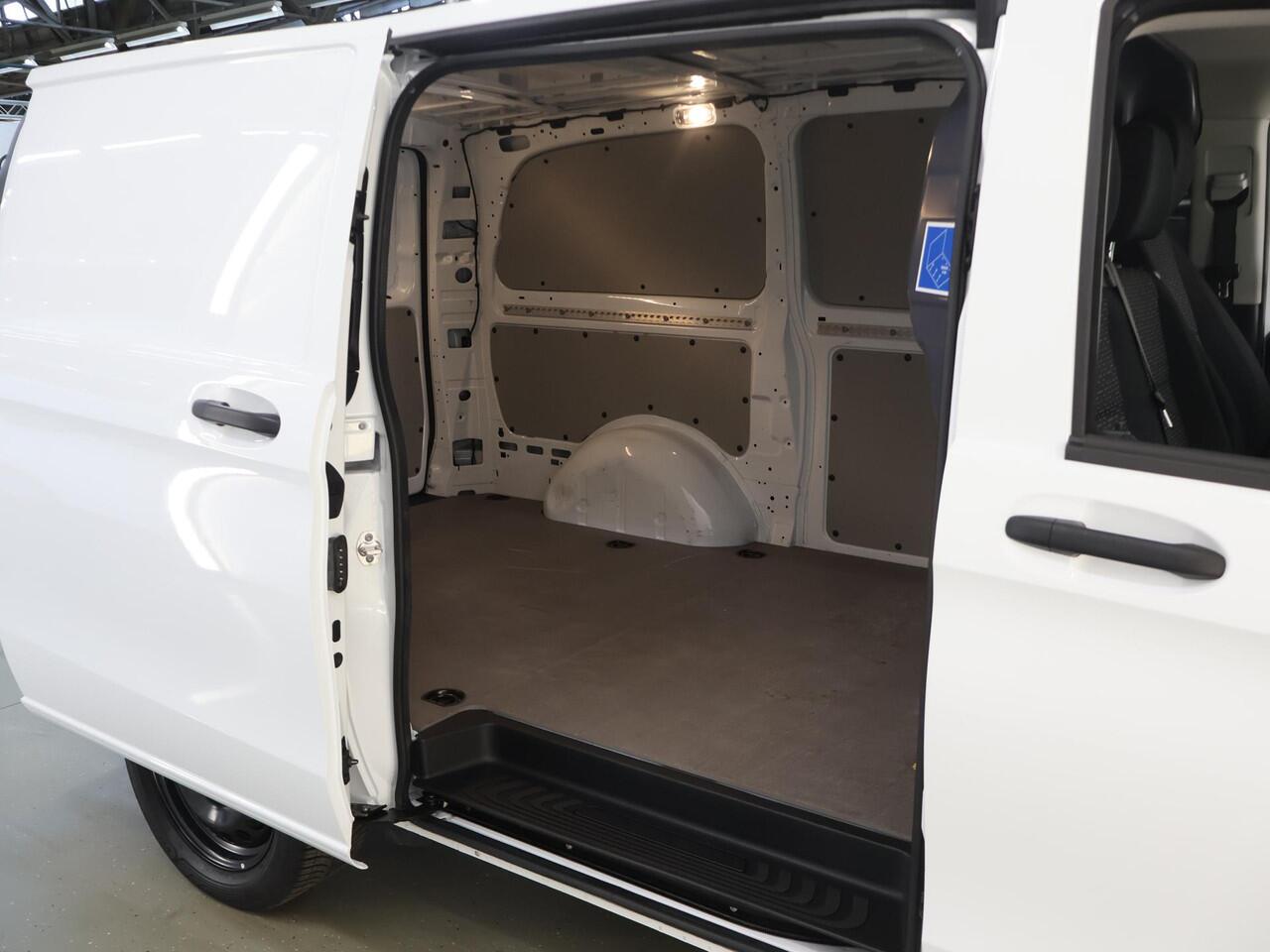 Mercedes-Benz VITO 116 CDI | L2 | PRO | AUT. | 160 PK | ACHTERUITRIJCAMERA | 2500 KG TREKHAAK | CRUISE CONTROL | AIRCO | DODEHOEKDETECTIE | NAVIGATIE | 3-ZITS | COMFORT CHAUFFEURSSTOEL | CERTIFIED