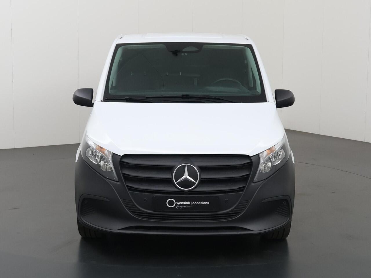 Mercedes-Benz VITO 116 CDI | L2 | PRO | AUT. | 160 PK | ACHTERUITRIJCAMERA | 2500 KG TREKHAAK | CRUISE CONTROL | AIRCO | DODEHOEKDETECTIE | NAVIGATIE | 3-ZITS | COMFORT CHAUFFEURSSTOEL | CERTIFIED