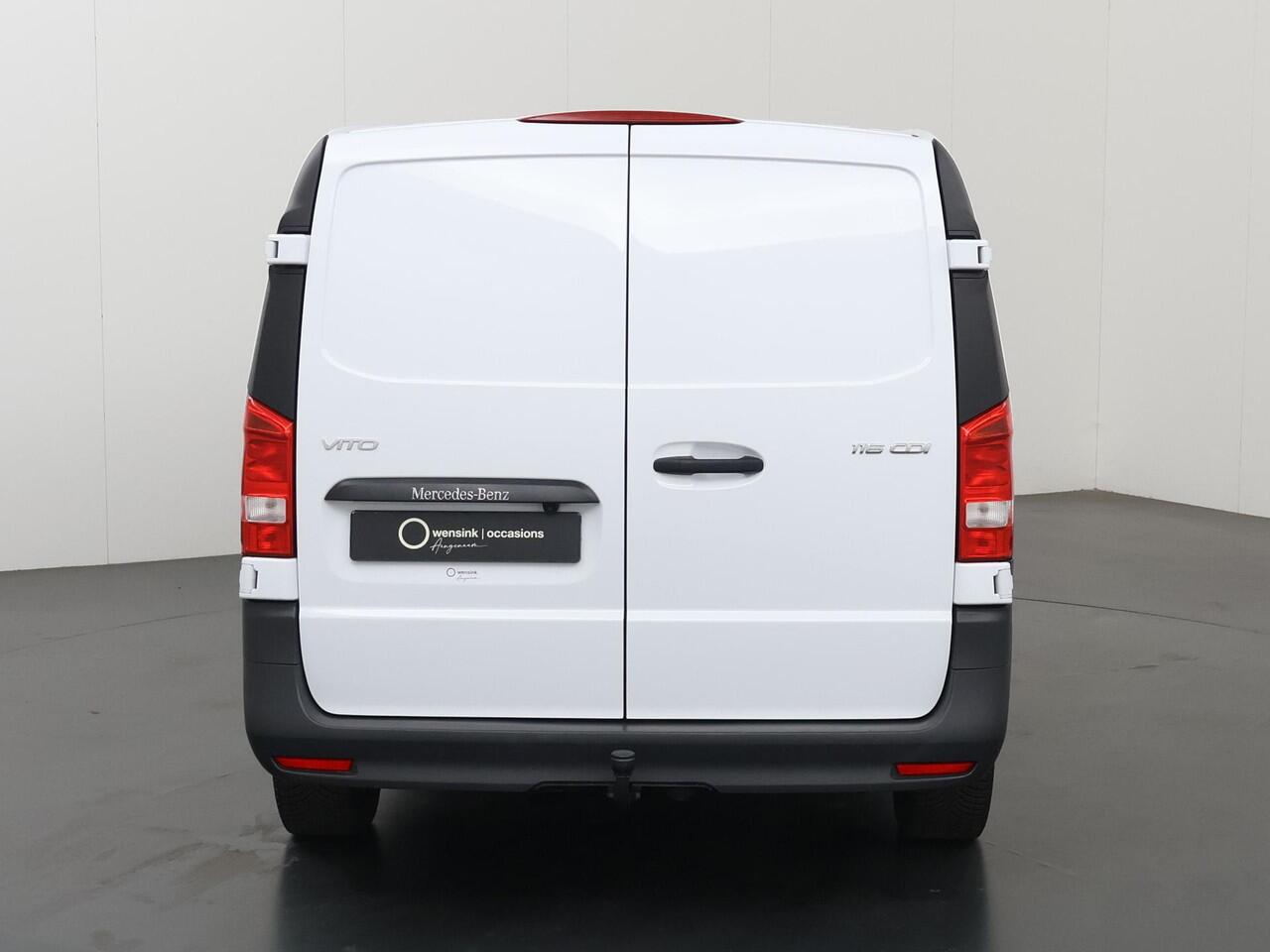 Mercedes-Benz VITO 116 CDI | L2 | PRO | AUT. | 160 PK | ACHTERUITRIJCAMERA | 2500 KG TREKHAAK | CRUISE CONTROL | AIRCO | DODEHOEKDETECTIE | NAVIGATIE | 3-ZITS | COMFORT CHAUFFEURSSTOEL | CERTIFIED