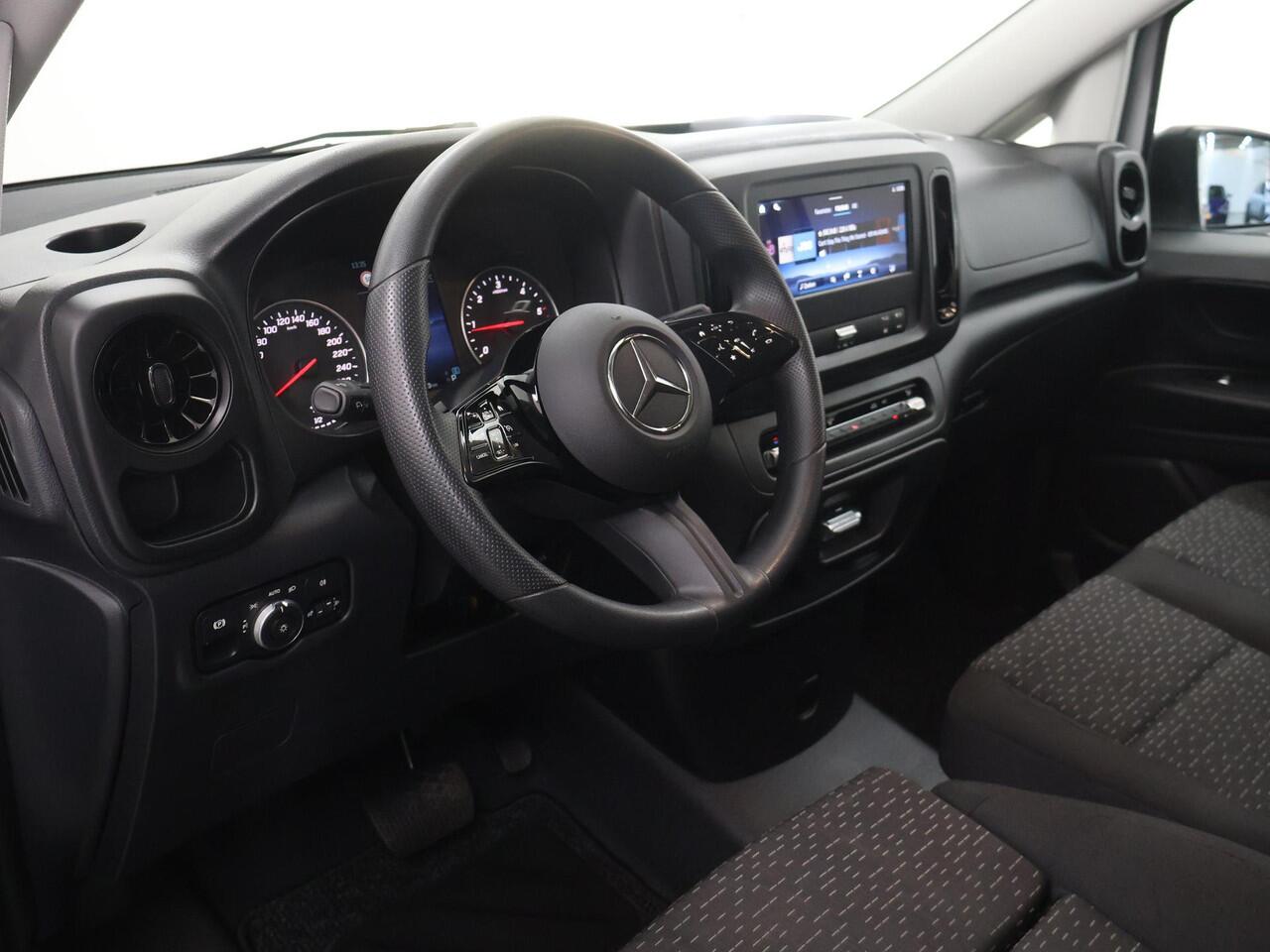 Mercedes-Benz VITO 116 CDI | L2 | PRO | AUT. | 160 PK | ACHTERUITRIJCAMERA | 2500 KG TREKHAAK | CRUISE CONTROL | AIRCO | DODEHOEKDETECTIE | NAVIGATIE | 3-ZITS | COMFORT CHAUFFEURSSTOEL | CERTIFIED