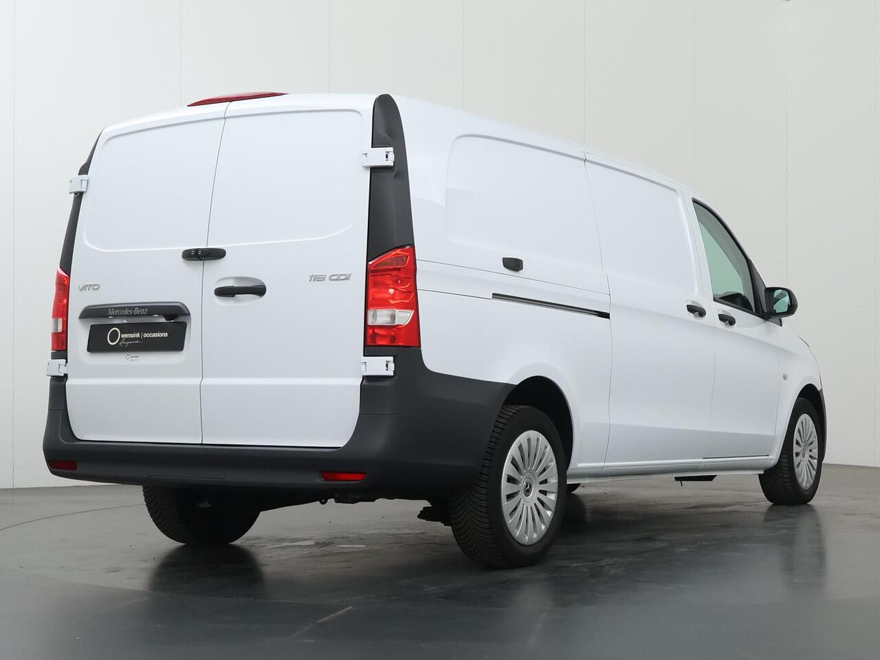 Mercedes-Benz VITO 116 CDI | L3 | PRO | AUT. | 3-ZITS | PARKEERCAMERA | WINTERPAKKET | 2500 KG TREKHAAK | CRUISE CONTROL | AIRCO | NAVIGATIE | STOELVERWARMING | BETIMMERDE LAADRUIMTE | CERTIFIED