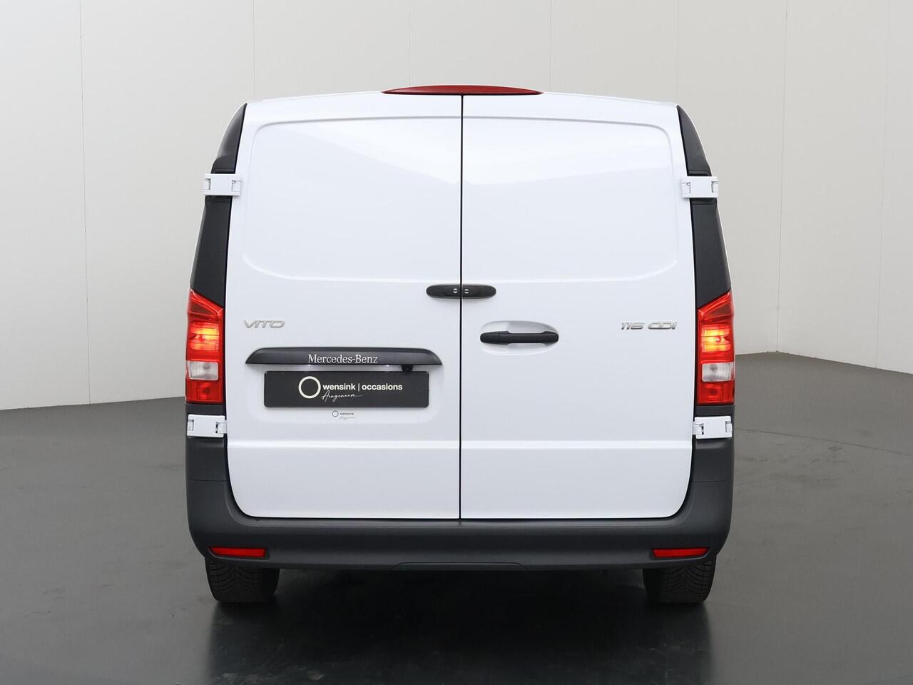 Mercedes-Benz VITO 116 CDI | L3 | PRO | AUT. | 3-ZITS | PARKEERCAMERA | WINTERPAKKET | 2500 KG TREKHAAK | CRUISE CONTROL | AIRCO | NAVIGATIE | STOELVERWARMING | BETIMMERDE LAADRUIMTE | CERTIFIED