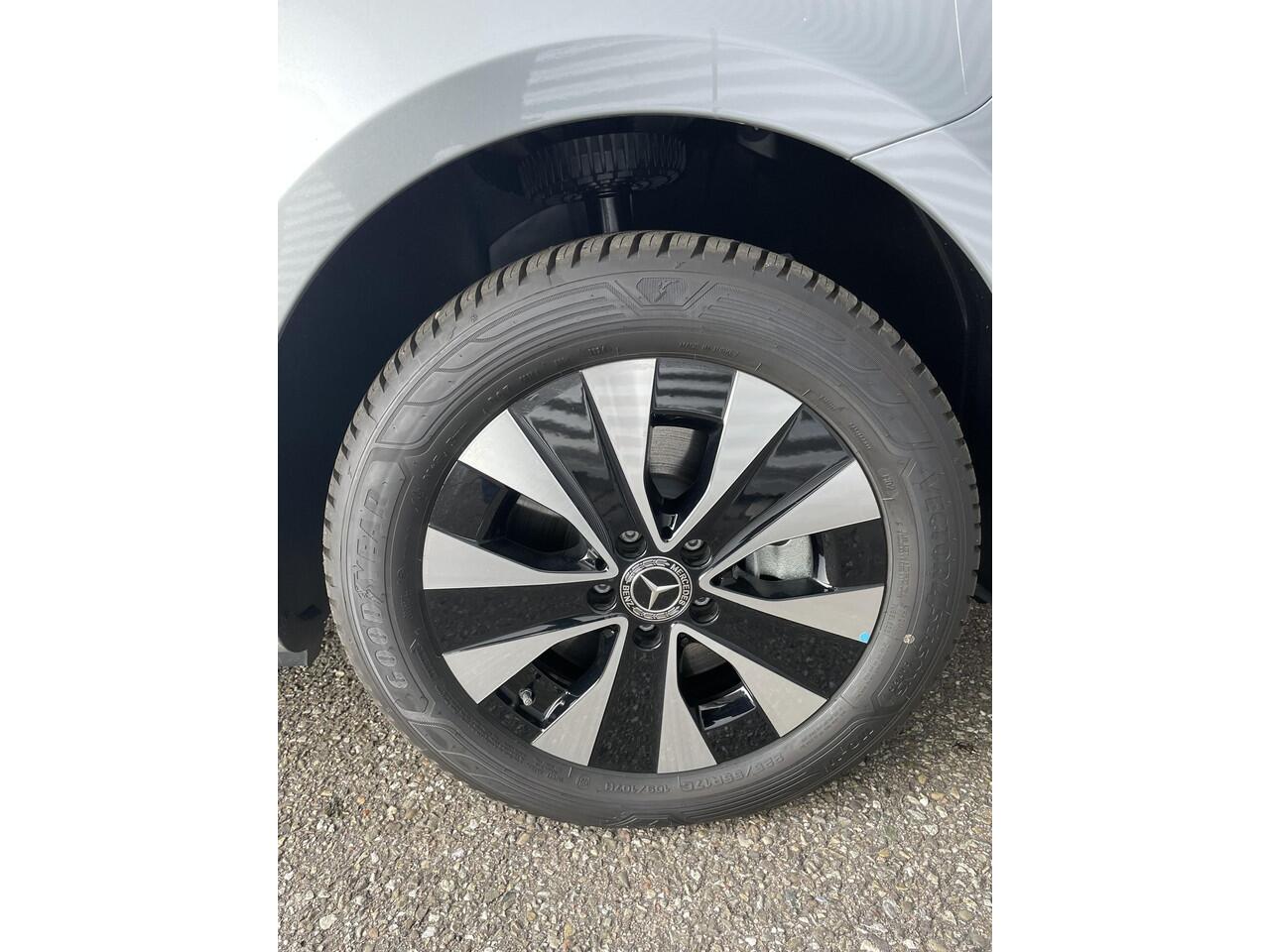 Mercedes-Benz VITO eVito 112 L2 60 kWh Mercedes-Benz eVito eVito 112 L2 66 kWh