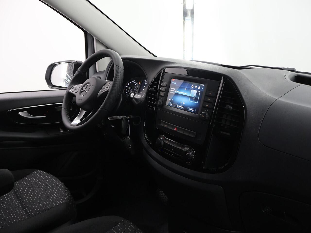 Mercedes-Benz VITO eVito 66 kWh | L2 | AUT. | AIRCO | STOELVERWARMING | BIJRIJDERSBANK | ACHTERDEUREN | 284 WLTP | LEREN STUURWIEL | MULTIFUCTIONEEL STUURWIEL | DAB+ | CHROOM INTERIEUR PAKKET | REGENSENSOR