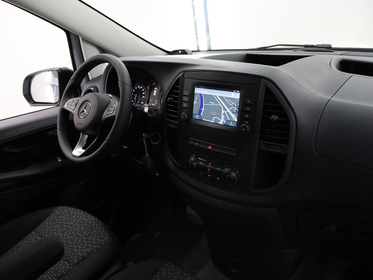 Mercedes-Benz VITO eVito Bestelwagen 66 kWh L2 | Navigatie | Achteruitrijcamera | Stoelverwarming | Cruise Control | Bijrijdersbank | Achterdeuren |