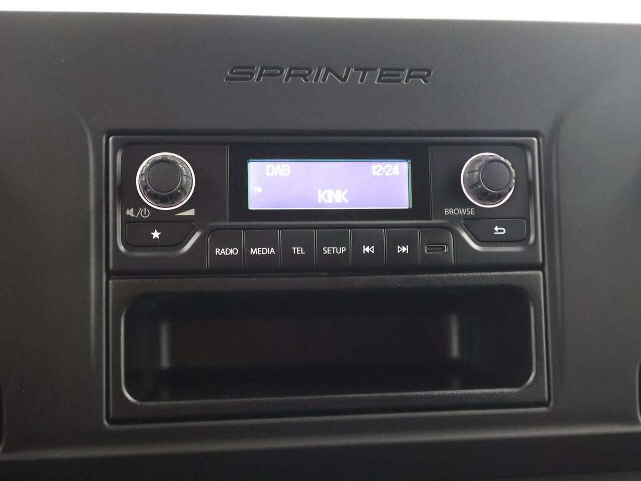 Mercedes-Benz eSprinter L2 H2 | 55 kWh | ACHTERUITRIJCAMERA | STOELVERWARMING | AIRCO | DAB+ RADIO | COMPLETE LAADRUIMTE BETIMMERING | OPSTAP TOT LAADRUIMTE | STOEL - STOEL COMFORT