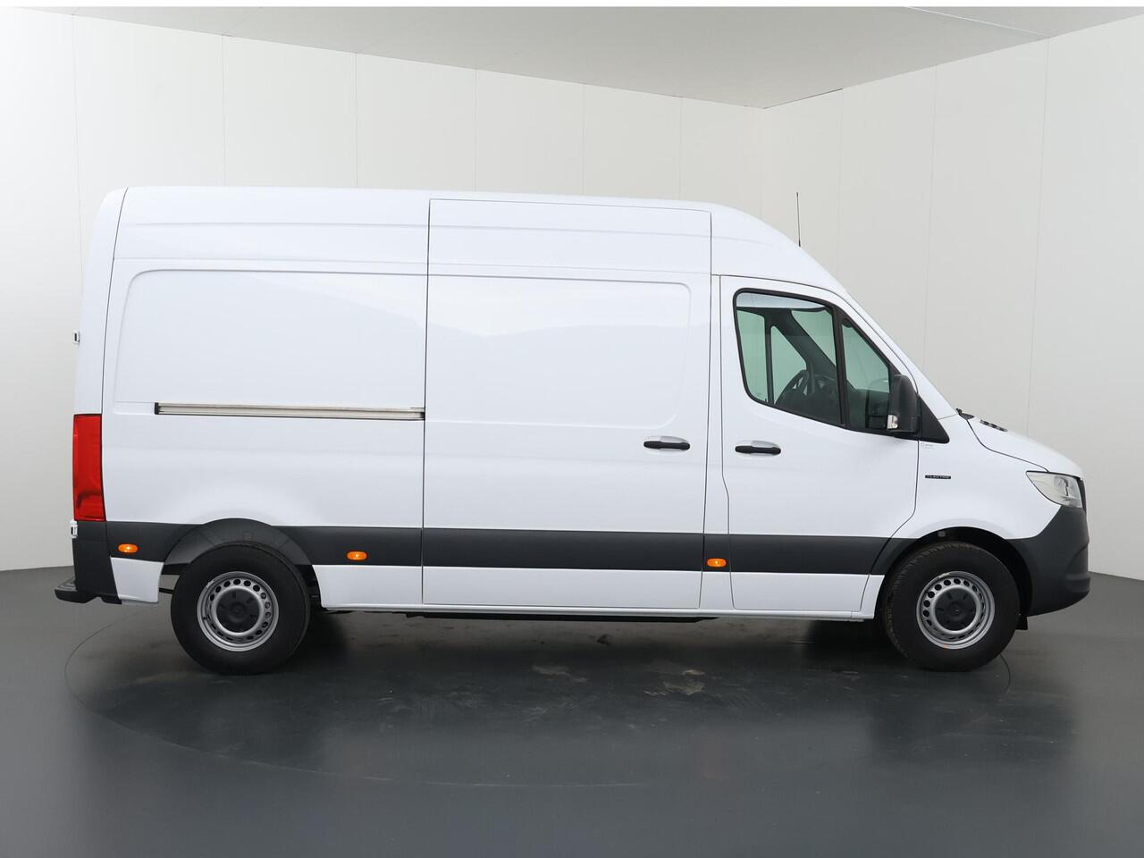 Mercedes-Benz eSprinter L2 H2 | 55 kWh | ACHTERUITRIJCAMERA | STOELVERWARMING | AIRCO | DAB+ RADIO | COMPLETE LAADRUIMTE BETIMMERING | OPSTAP TOT LAADRUIMTE | STOEL - STOEL COMFORT
