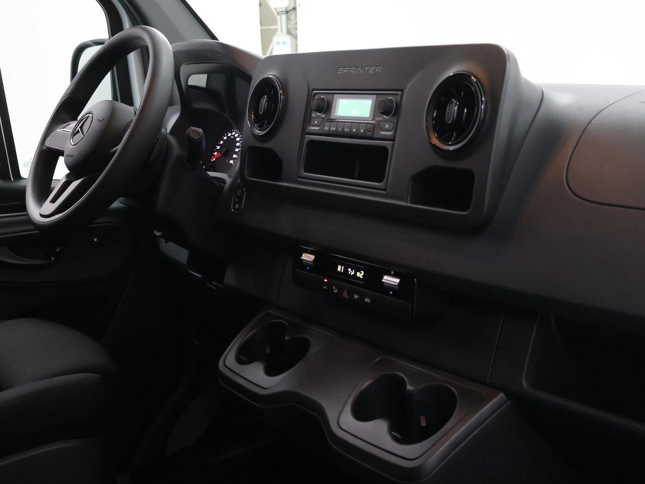 Mercedes-Benz eSprinter L2 H2 | 55 kWh | ACHTERUITRIJCAMERA | STOELVERWARMING | AIRCO | DAB+ RADIO | COMPLETE LAADRUIMTE BETIMMERING | OPSTAP TOT LAADRUIMTE | STOEL - STOEL COMFORT