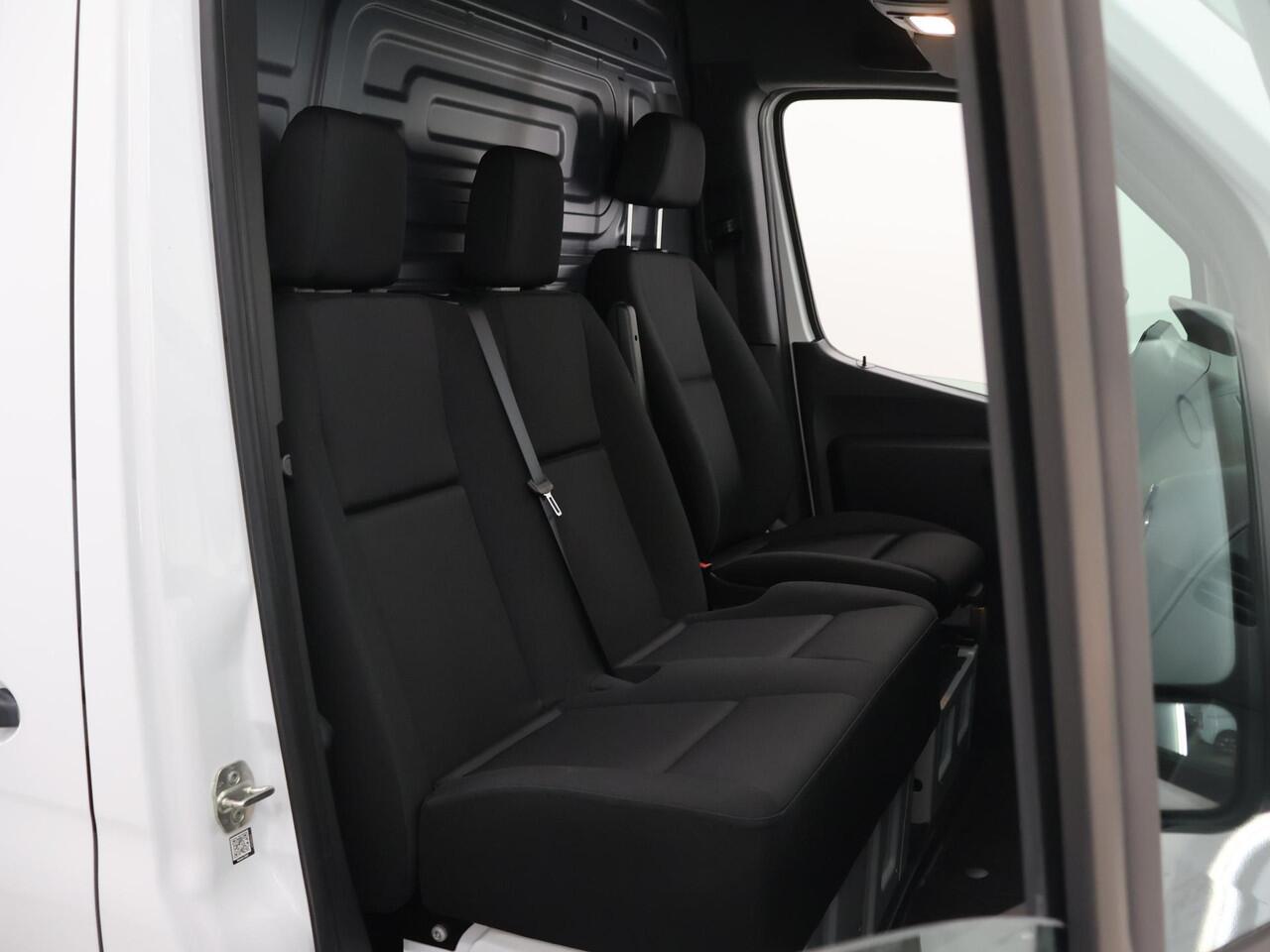 Mercedes-Benz eSprinter L2 H2 | 55 kWh | ACHTERUITRIJCAMERA | STOELVERWARMING | AIRCO | DAB+ RADIO | COMPLETE LAADRUIMTE BETIMMERING | OPSTAP TOT LAADRUIMTE | STOEL - STOEL COMFORT