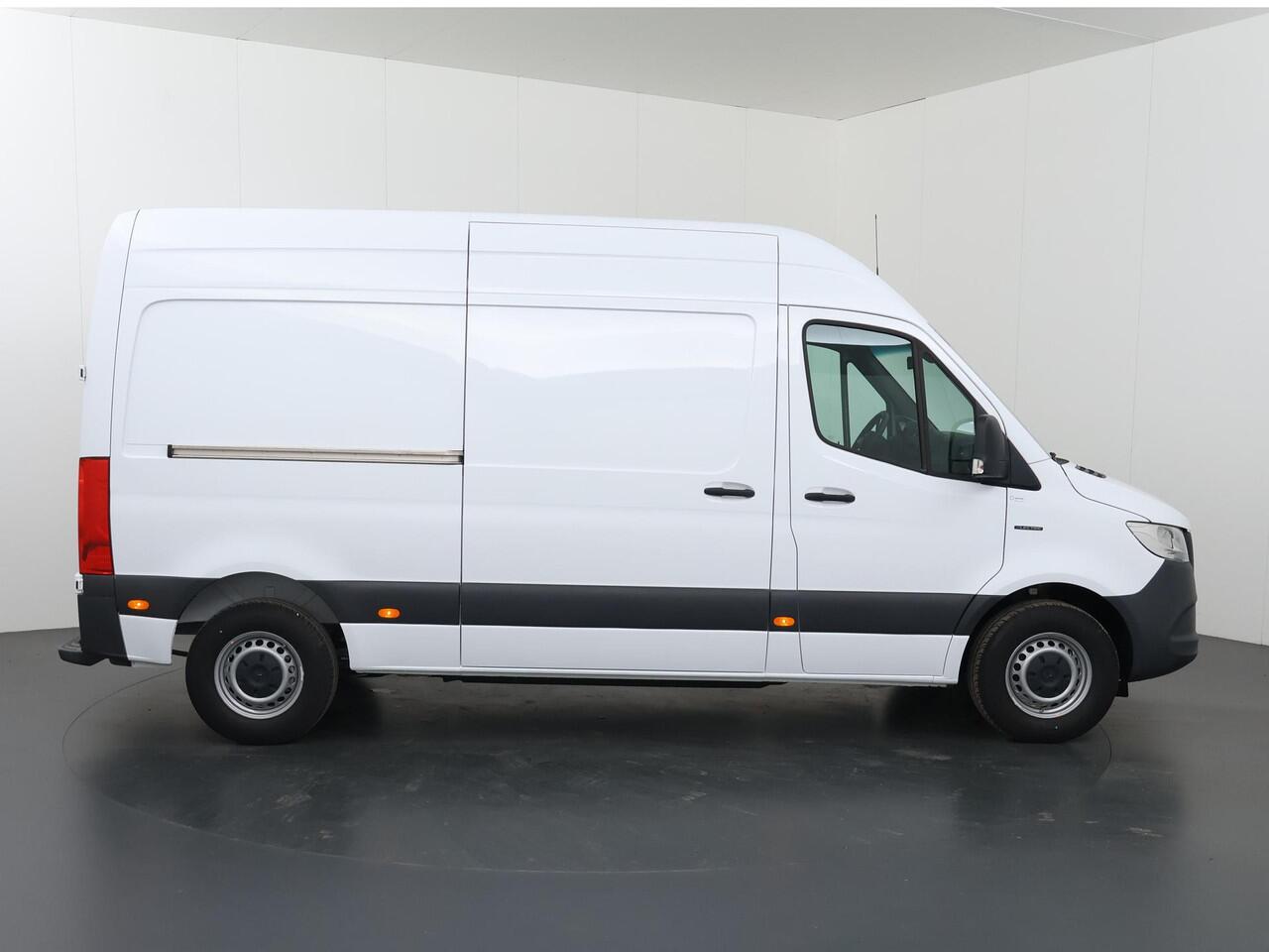 Mercedes-Benz eSprinter L2 H2 | 55 kWh | ACHTERUITRIJCAMERA | STOELVERWARMING | AIRCO | DAB+ RADIO | COMPLETE LAADRUIMTE BETIMMERING | OPSTAP TOT LAADRUIMTE | STOEL - STOEL COMFORT