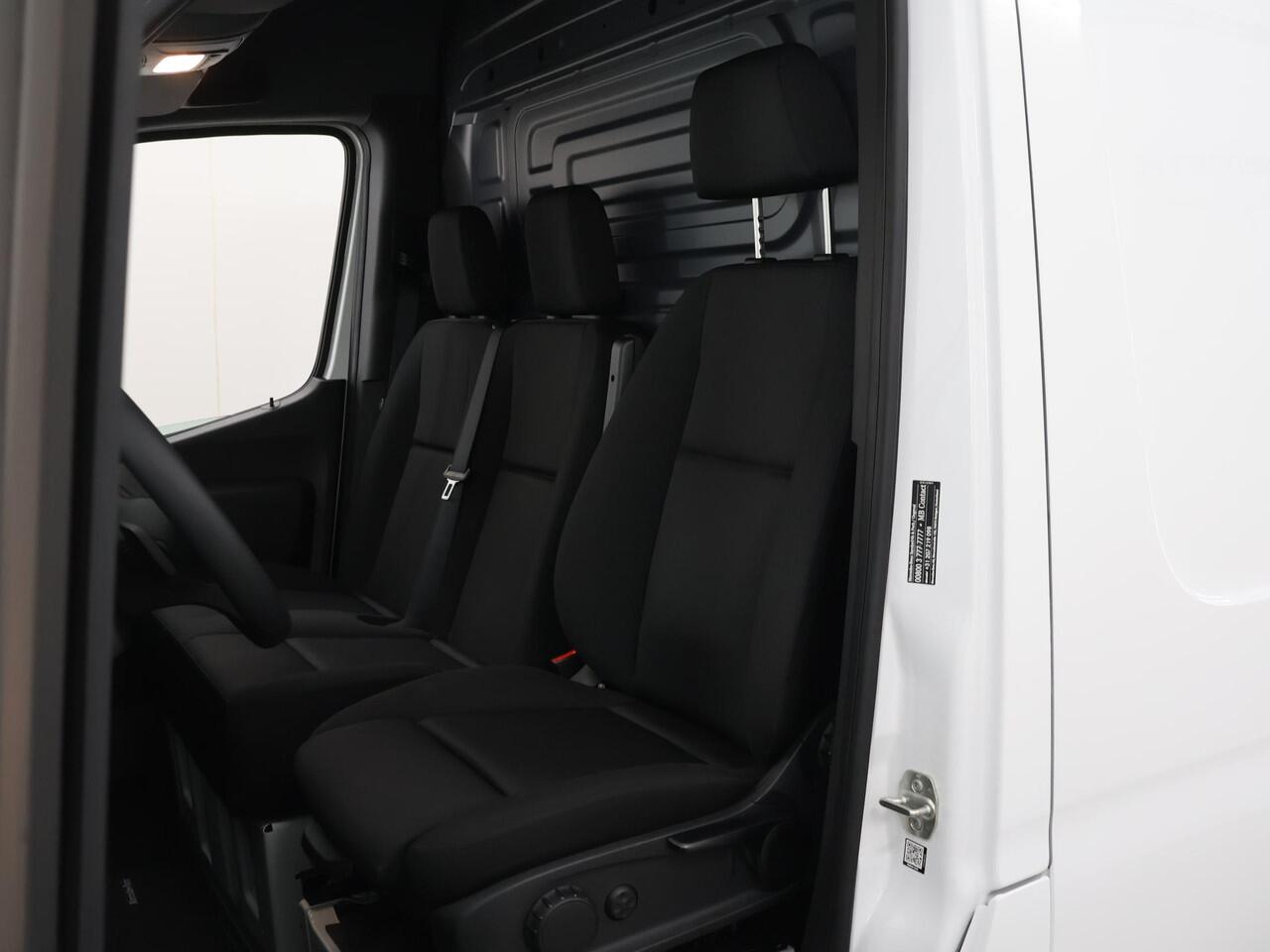 Mercedes-Benz eSprinter L2 H2 | 55 kWh | ACHTERUITRIJCAMERA | STOELVERWARMING | AIRCO | DAB+ RADIO | COMPLETE LAADRUIMTE BETIMMERING | OPSTAP TOT LAADRUIMTE | STOEL - STOEL COMFORT