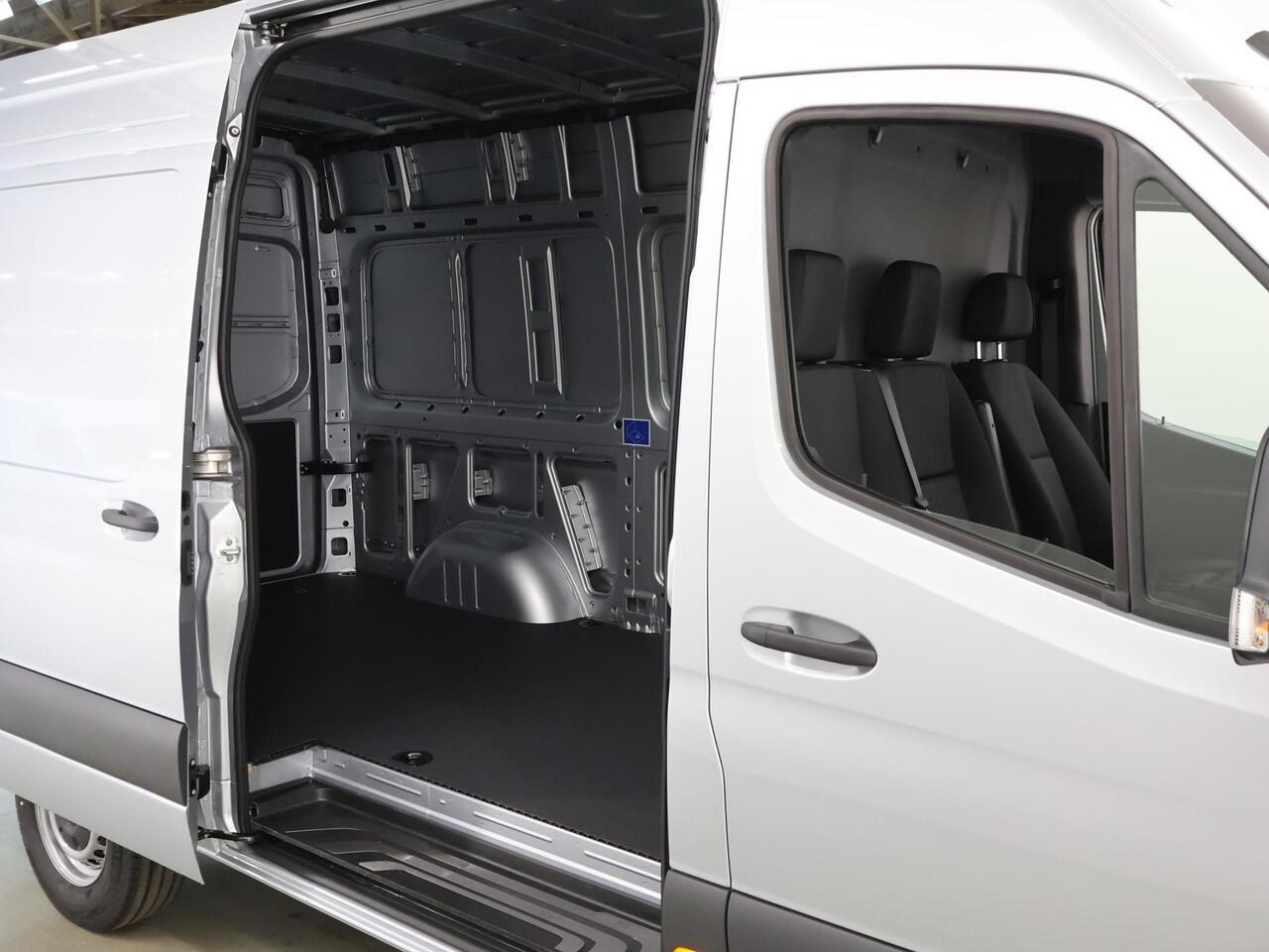 Mercedes-Benz eSprinter 314 L2 H2 PRO | 81 kWh | 100% elektrisch | 2000kg Trekhaak | 115Kw/u DC Snelladen | Smartphone integratie pakket | Carplay | Camera | Comfort bestuurdersstoel |