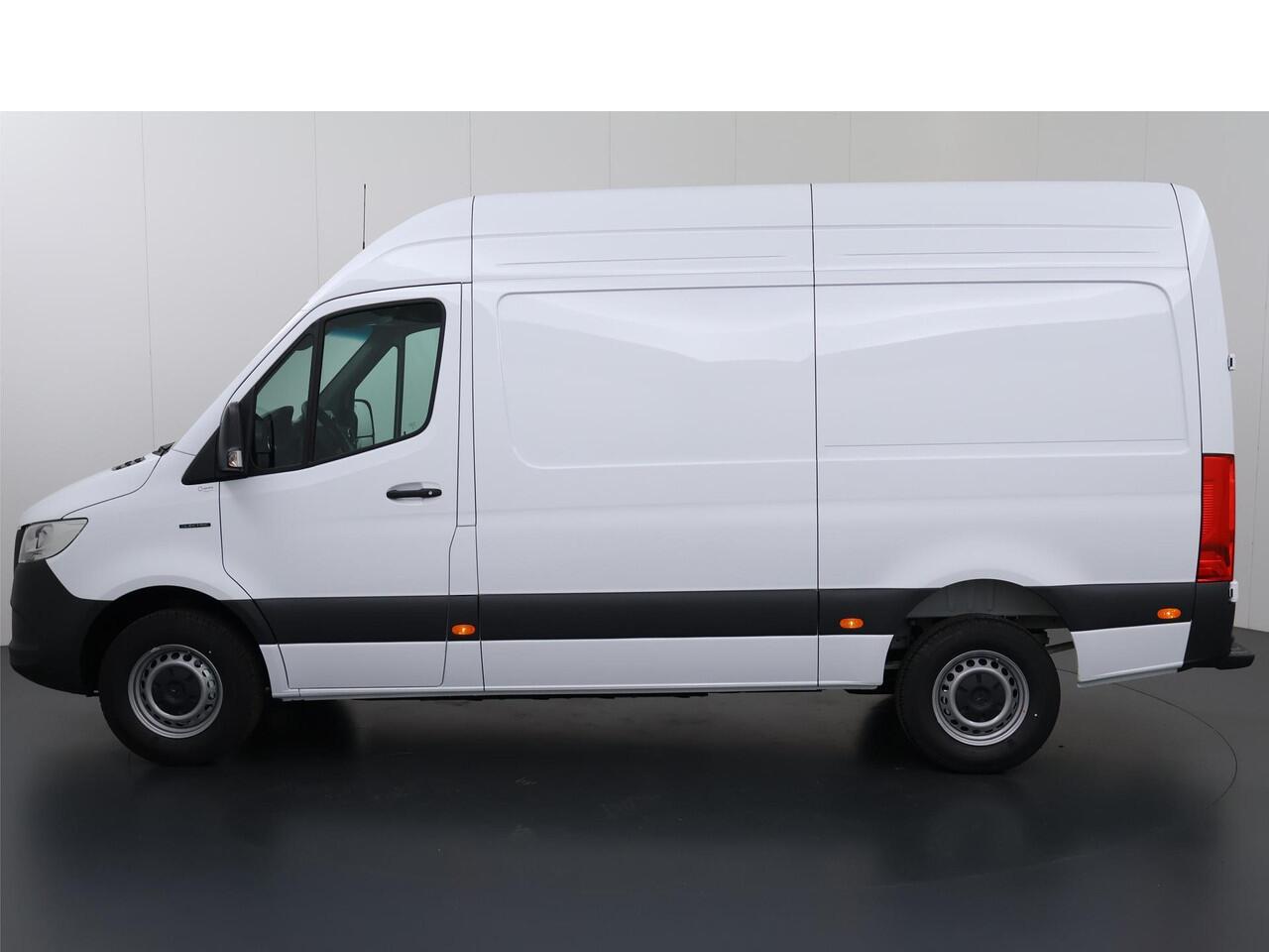 Mercedes-Benz eSprinter 414 L2 H2 RWD PRO 81kWh | TREKHAAK | STOELVERWARMING | CARPLAY / ANDROID AUTO | STANDKACHEL | OPSTAP TOT ACHTERDEUREN | DODEHOEKDETECTIE | 3-ZITS | 115 KW SNELLADEN | ACHTERUITRIJCAMERA