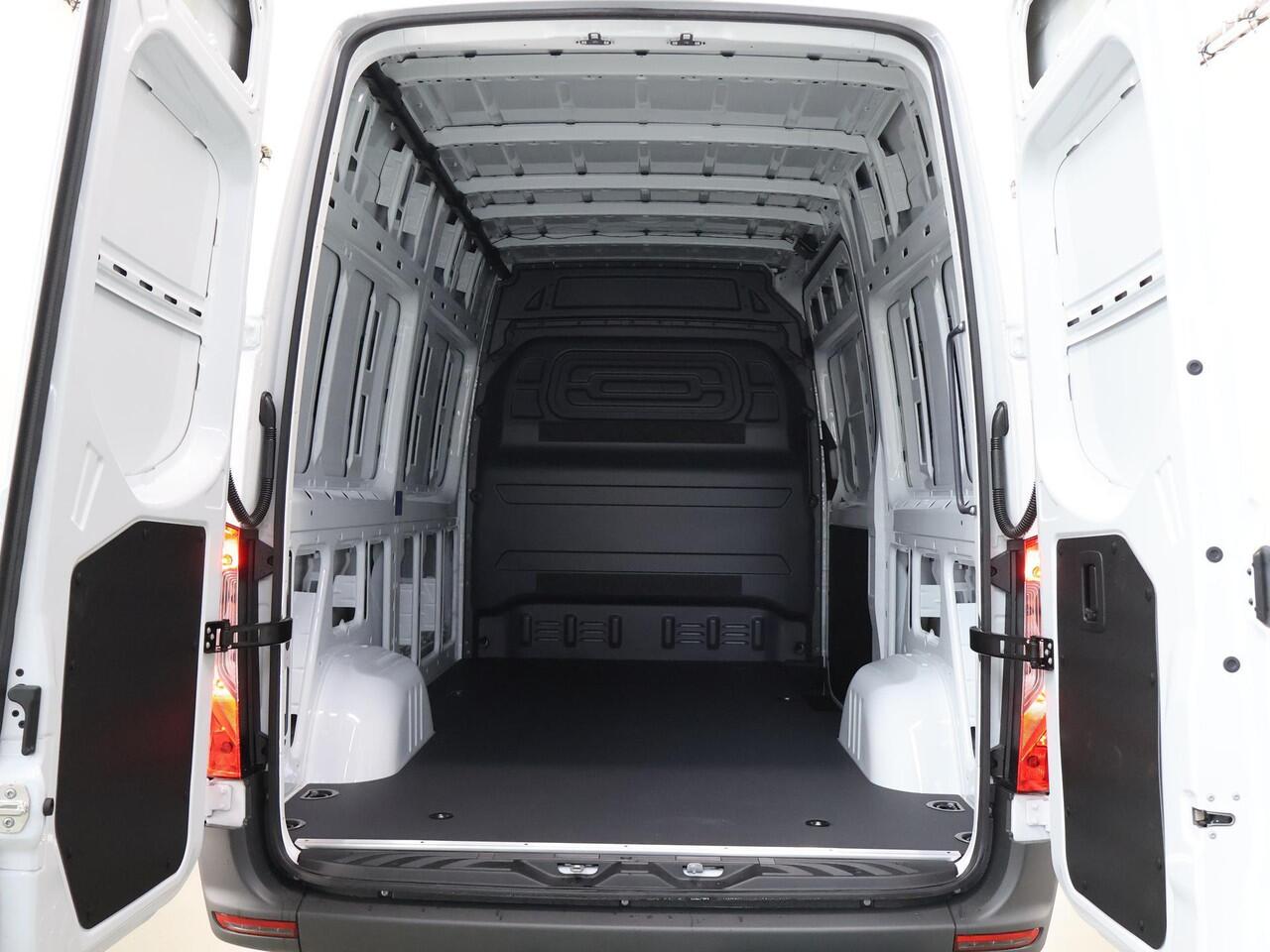 Mercedes-Benz eSprinter 314 L2 H2 PRO | 56 kWh | 100% elektrisch | 2000kg Trekhaak | 115Kw/u DC Snelladen | Smartphone integratie pakket | Carplay | Camera |
