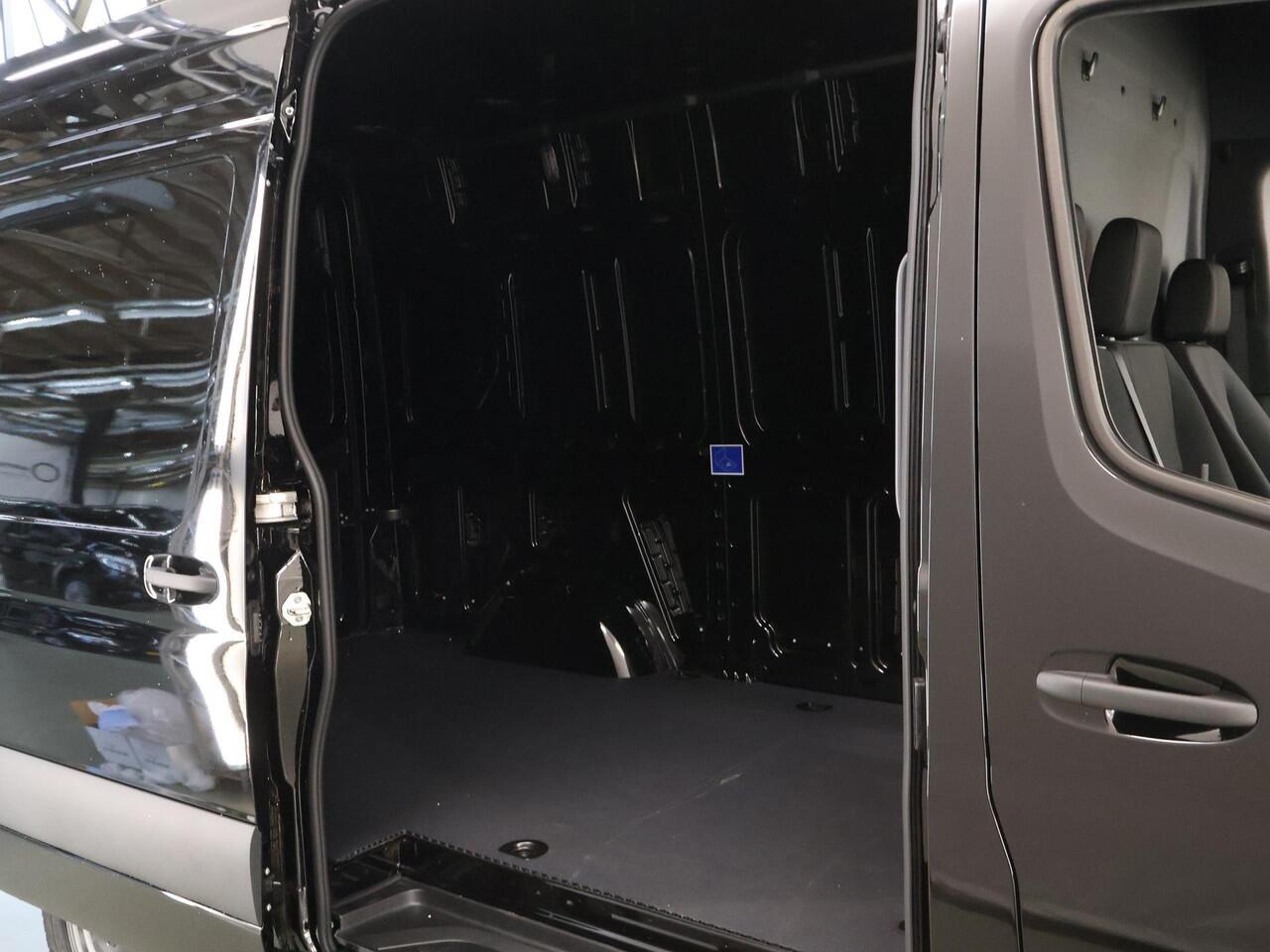 Mercedes-Benz eSprinter 414 GB L2 H2 PRO | 81 kWh | 4250 GVW | 2000 KG Trekhaak | Cruise-Controle | MBUX | Achteruitrijcamera | DC laden 115 kW | Smartphone integratie pakket |