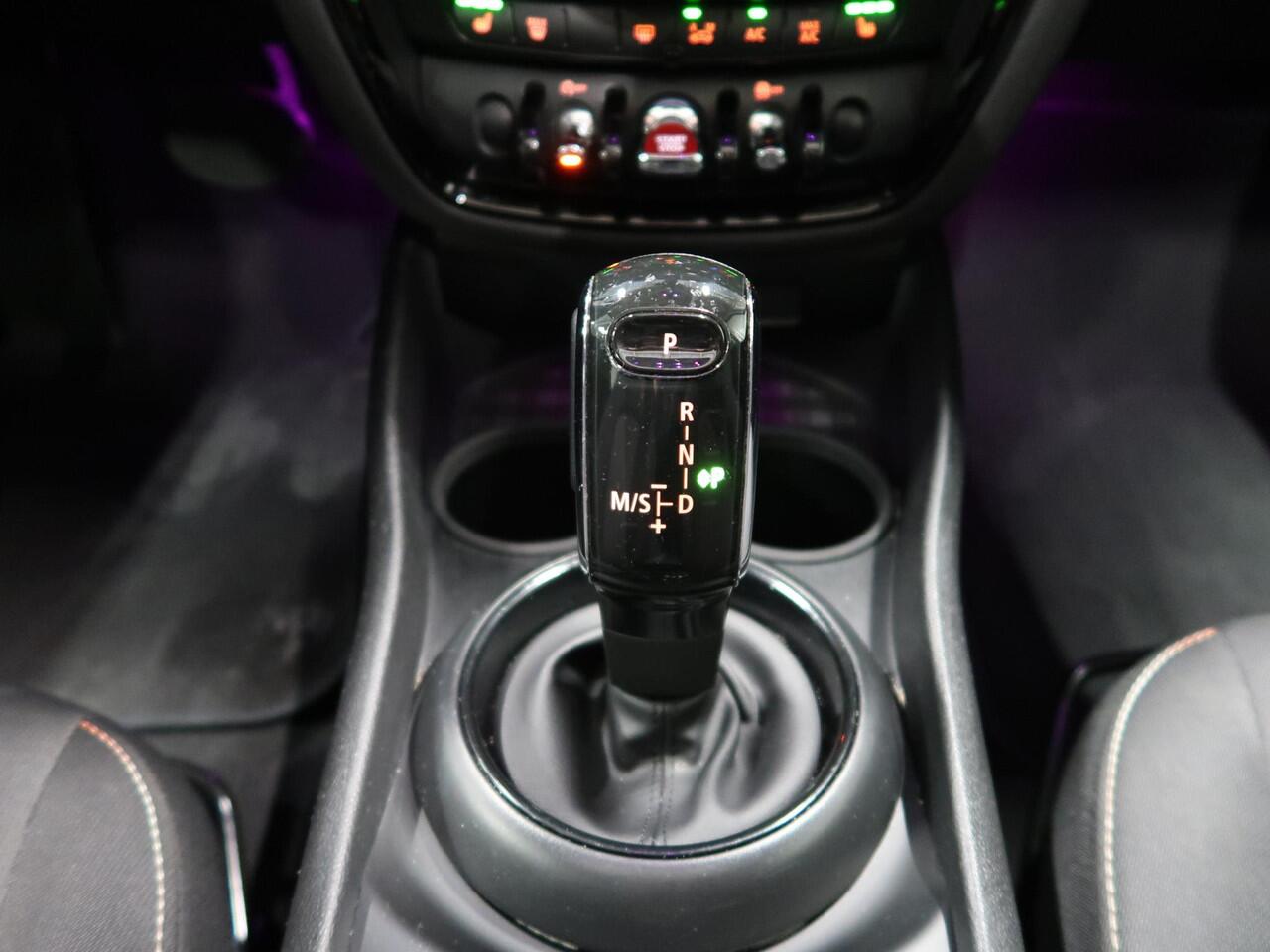 Mini CLUBMAN Mini 1.5 One Automaat Panoramadak Harman/Kardon Navigatie App connect Airco-ecc Stoelverwarming British Racing Green Dealer onderhouden Cruise control