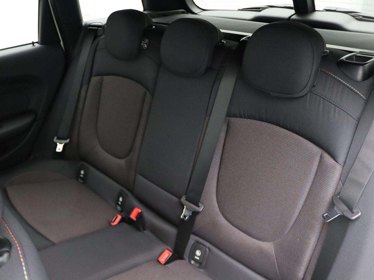 Mini CLUBMAN One Business Edition Connected Navigation + PDC + Cruise Control +17''