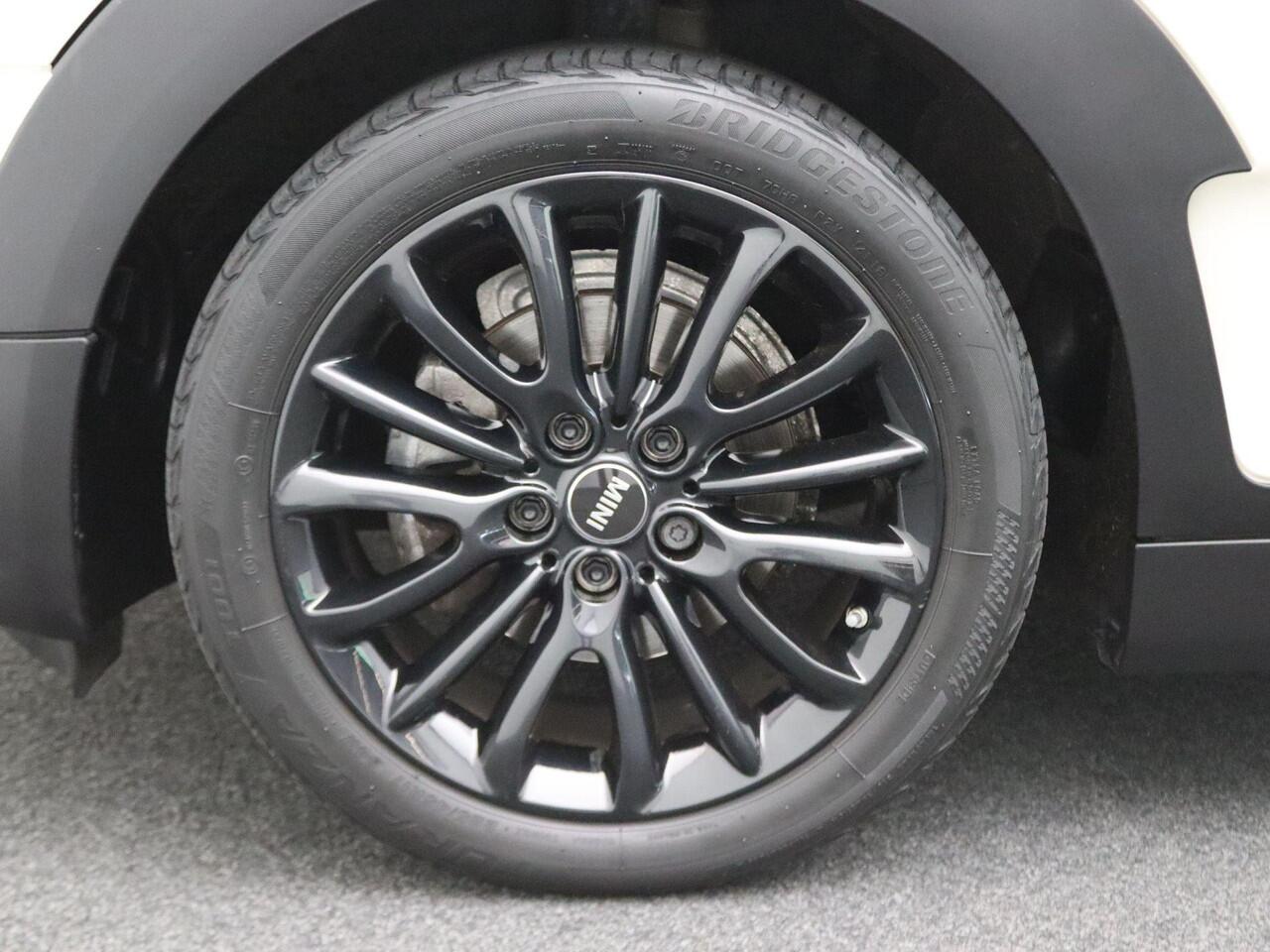 Mini CLUBMAN One Business Edition Connected Navigation + PDC + Cruise Control +17''