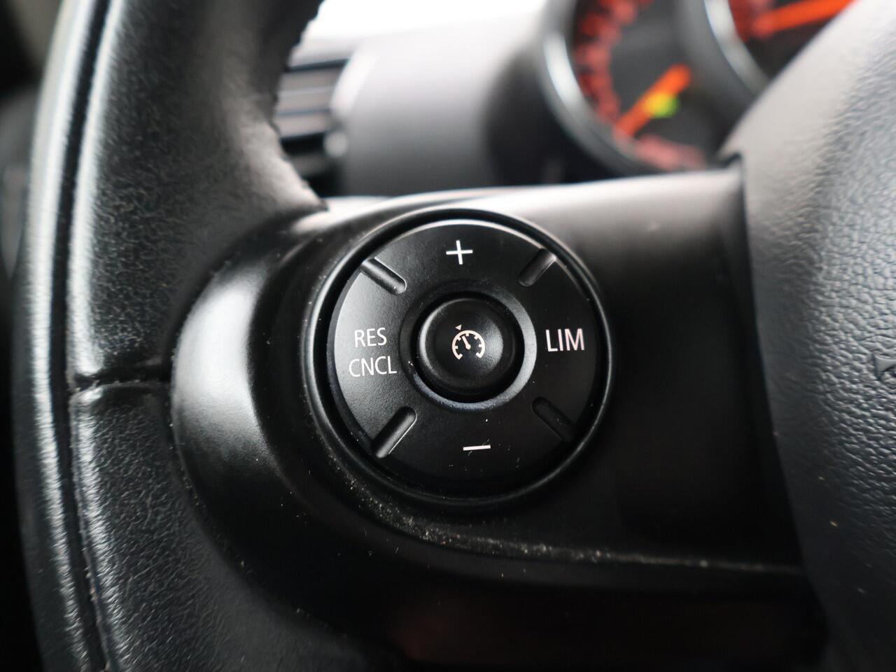 Mini CLUBMAN Mini 1.5 One Business Edition | 102 PK | Navigatiesysteem | Cruise control | Climate control |