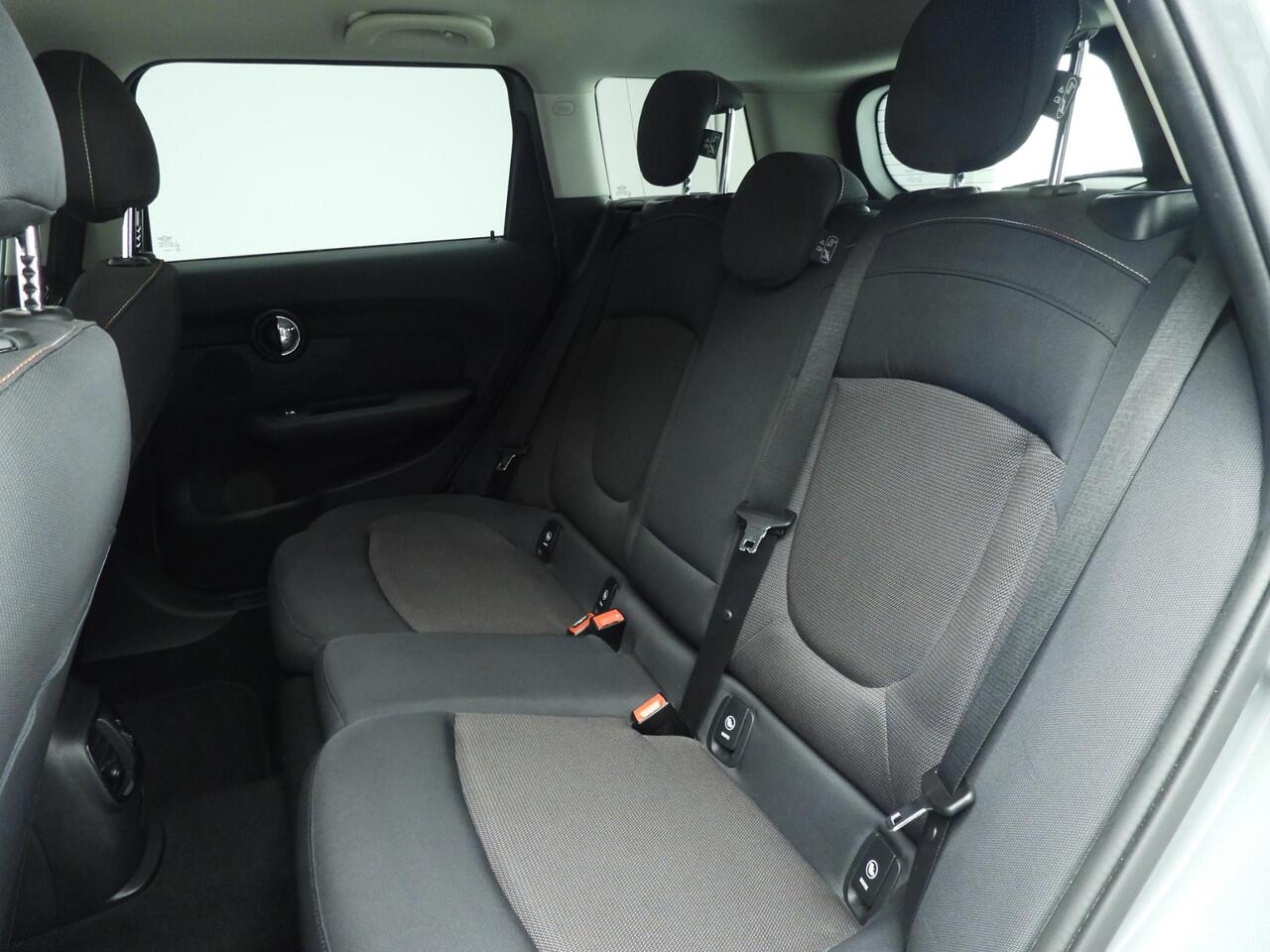 Mini CLUBMAN One Trekhaak / LED / Getint glas / Climate / PDC / Cruise / Alu wielen 17 inch