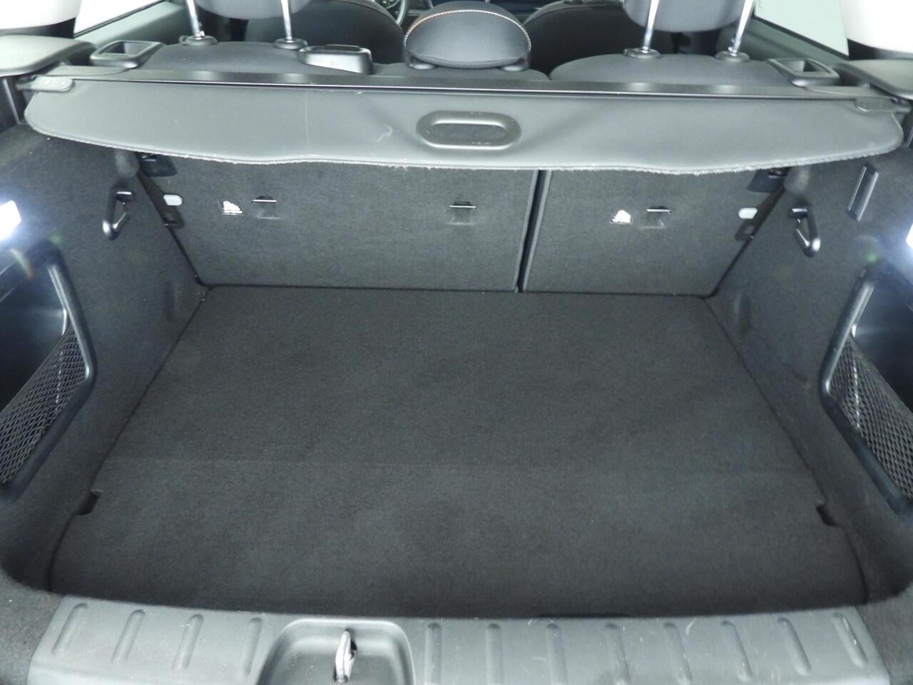 Mini CLUBMAN One Trekhaak / LED / Getint glas / Climate / PDC / Cruise / Alu wielen 17 inch