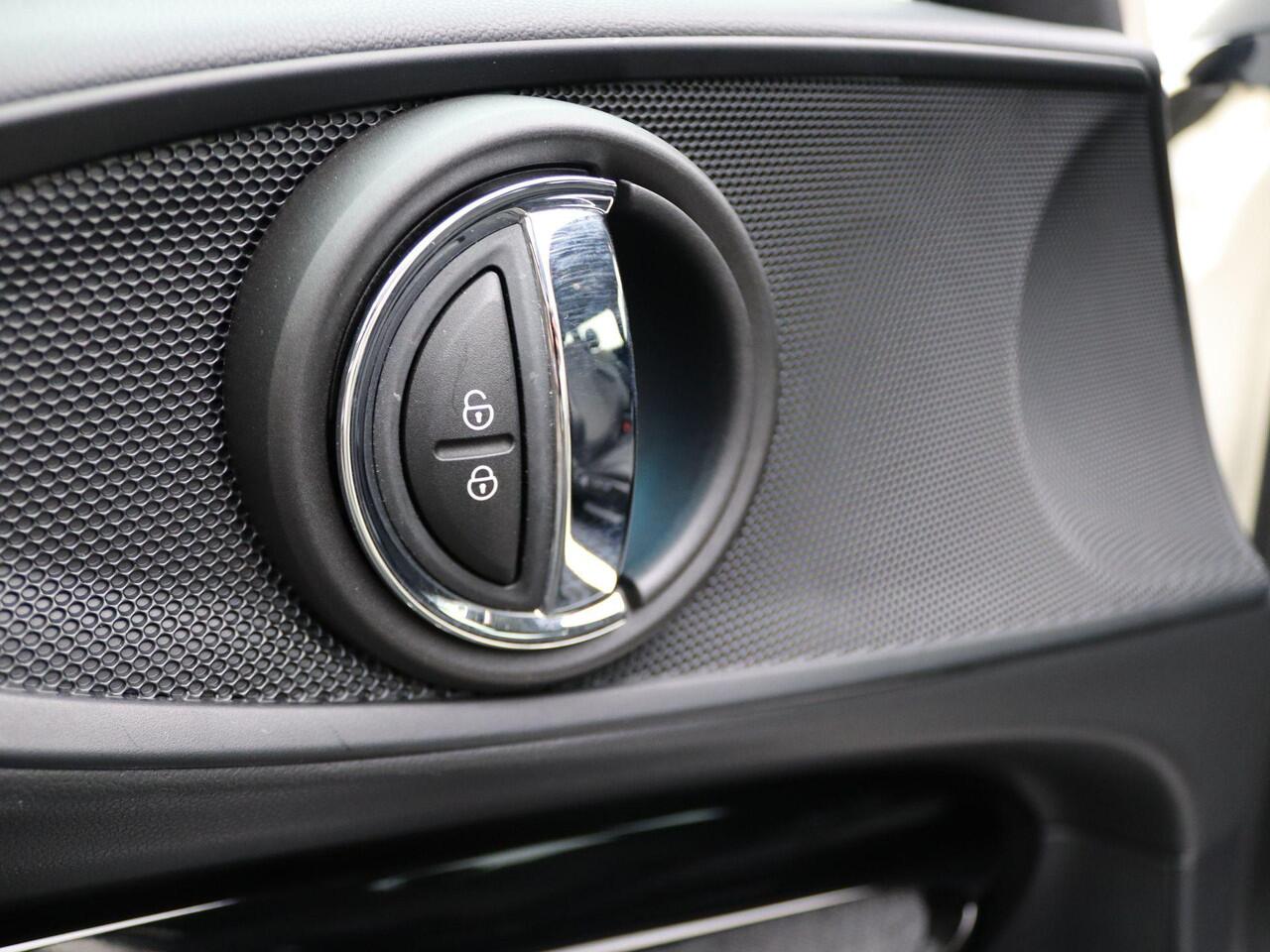 Mini CLUBMAN One Business Edition + Classic + Sportstoelen + LED Koplampen + DAB + 17''