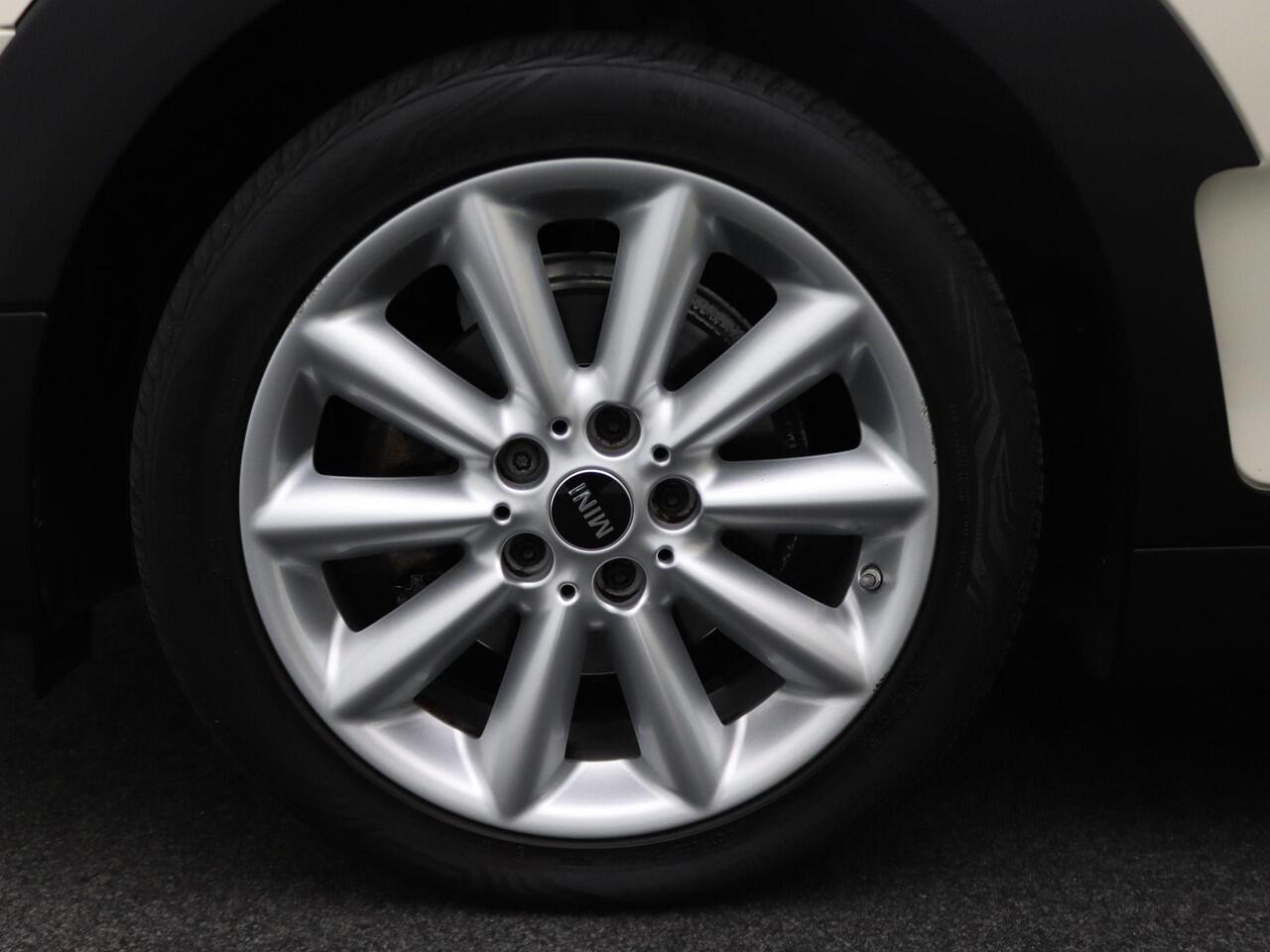 Mini CLUBMAN One Business Edition + Classic + Sportstoelen + LED Koplampen + DAB + 17''