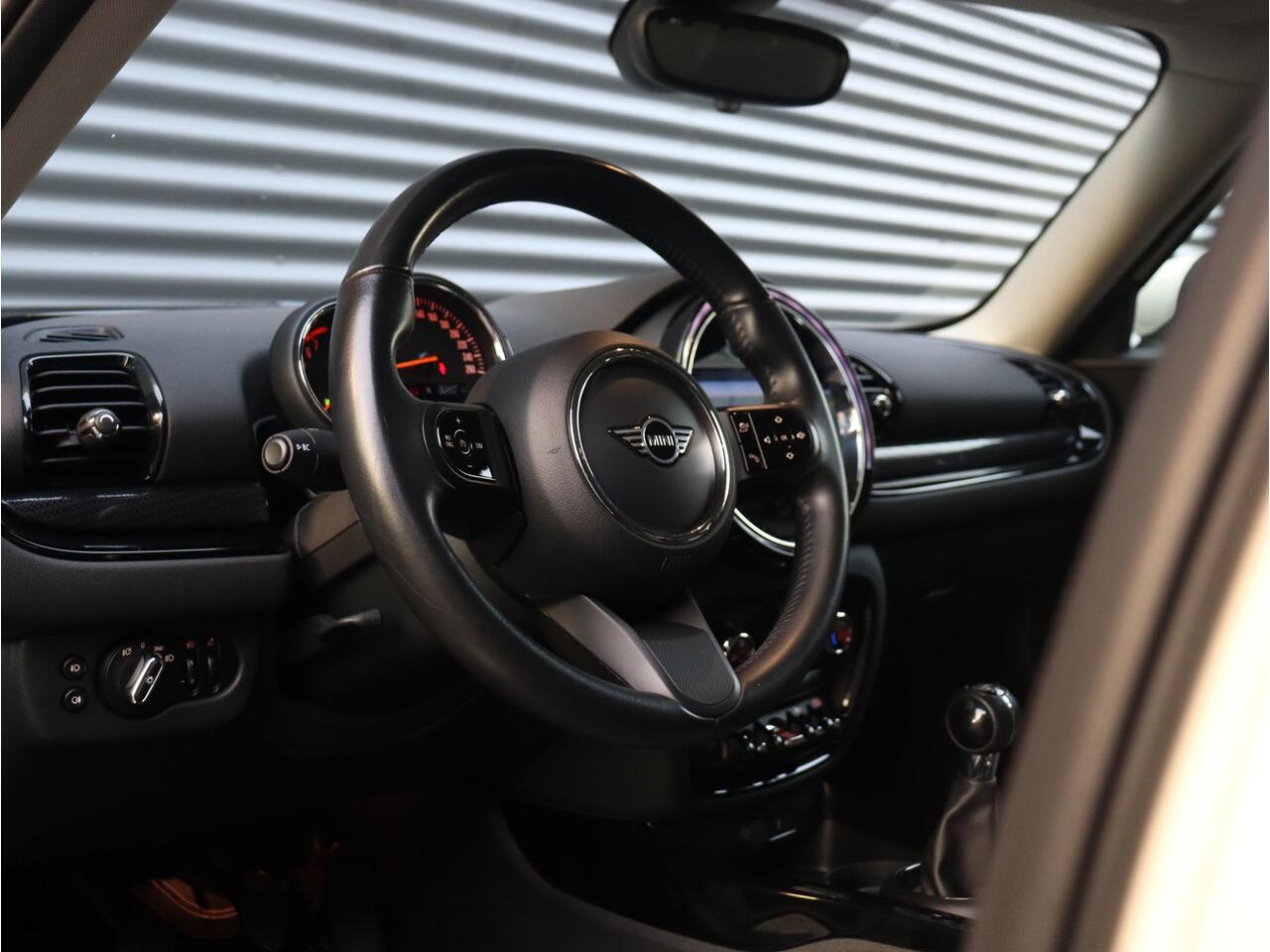 Mini CLUBMAN One | Cruise Control + Apple Carplay + Parkeersensor Achter + LED Koplampen + 17" LMV