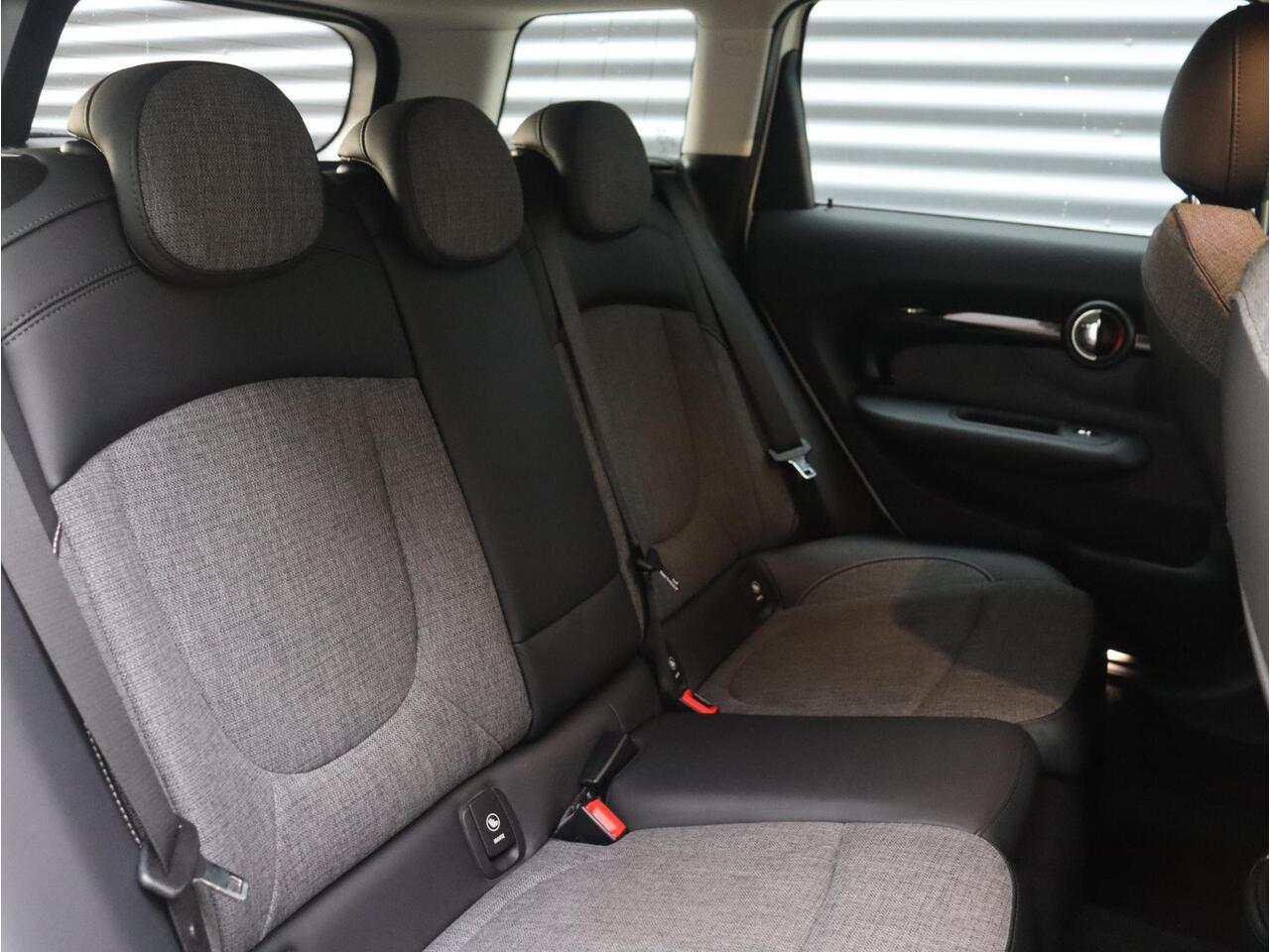 Mini CLUBMAN One | Cruise Control + Apple Carplay + Parkeersensor Achter + LED Koplampen + 17" LMV