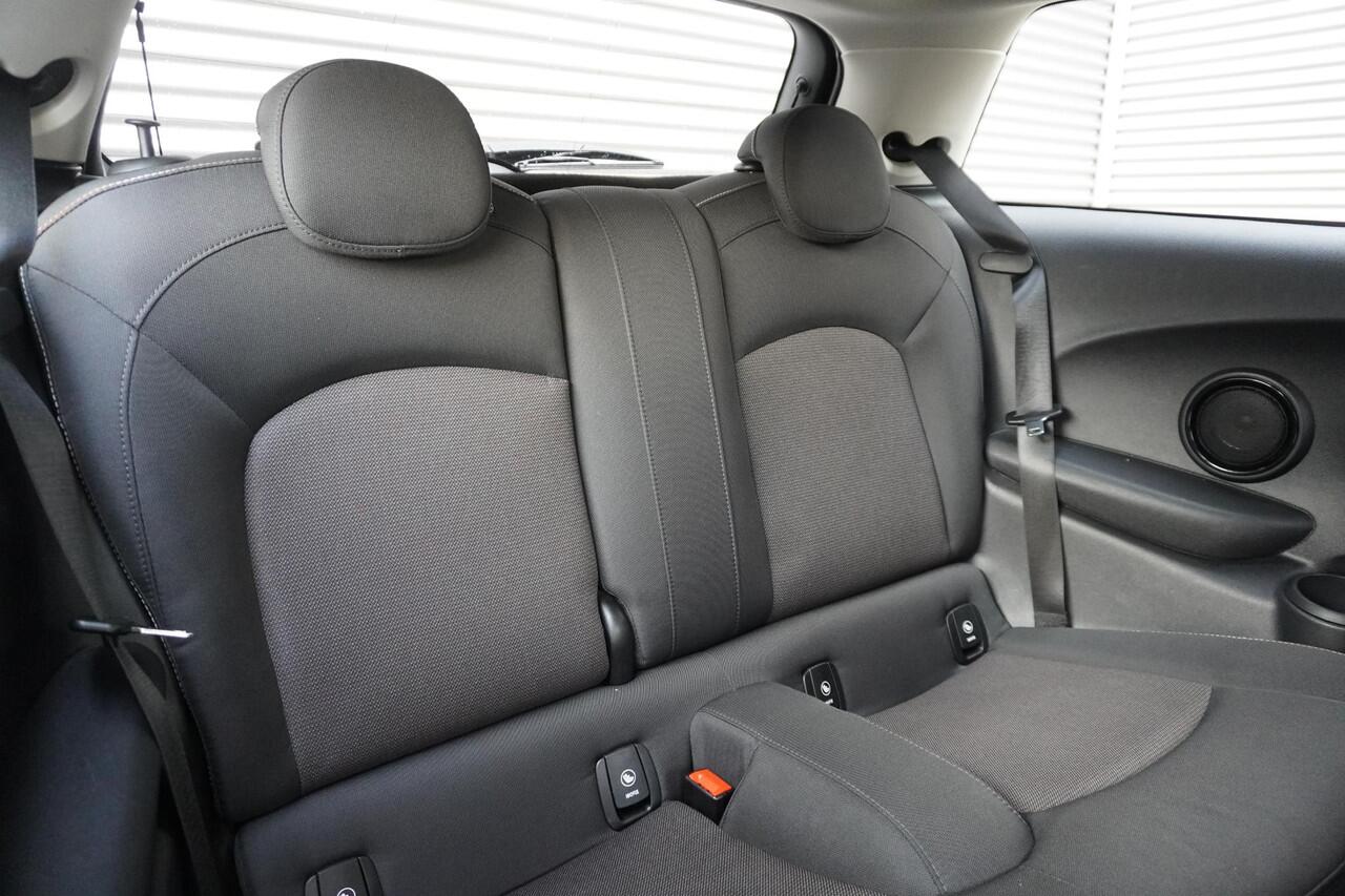 Mini COOPER 3-deurs C Alarmsysteem klasse 3 | MINI Navigatiesysteem | Interieurpanelen Hazy Grey | Sportstuurwiel met leer bekleed