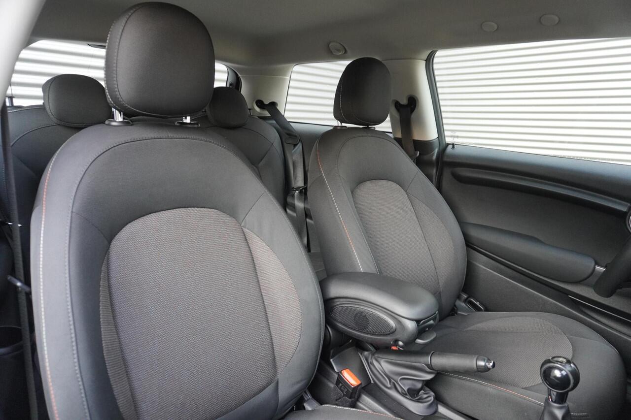 Mini COOPER 3-deurs C Alarmsysteem klasse 3 | MINI Navigatiesysteem | Interieurpanelen Hazy Grey | Sportstuurwiel met leer bekleed