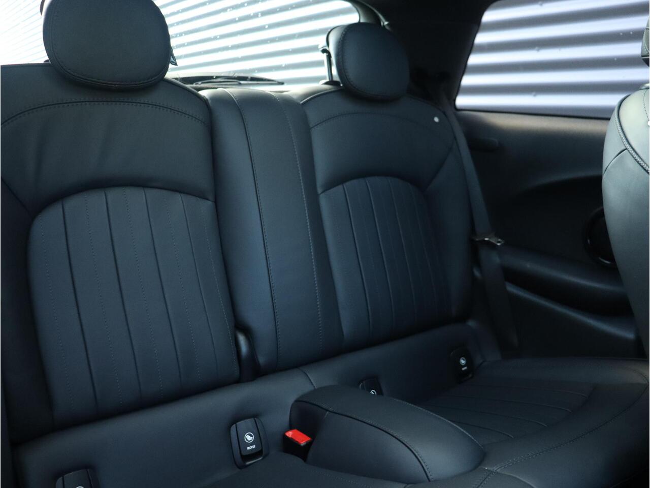 Mini COOPER 3-deurs | 60 Years Edition | Panodak | Harman Kardon | Head-Up | Comfort Access | Apple Carplay | Stoelverwarming | 17'' LMV