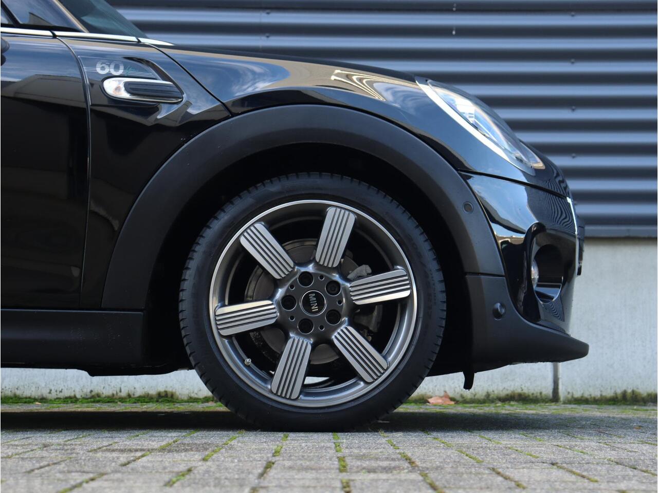 Mini COOPER 3-deurs | 60 Years Edition | Panodak | Harman Kardon | Head-Up | Comfort Access | Apple Carplay | Stoelverwarming | 17'' LMV