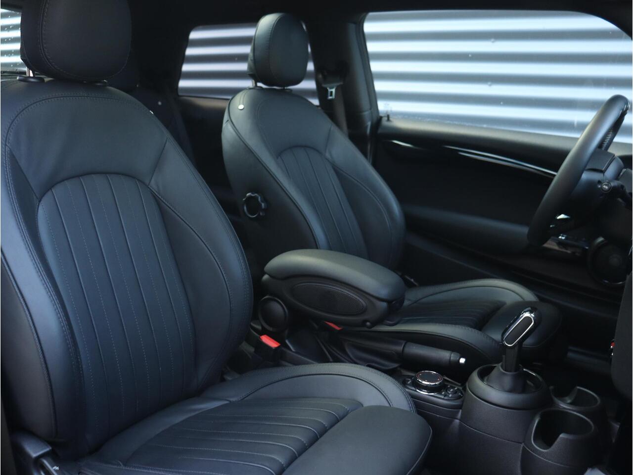 Mini COOPER 3-deurs | 60 Years Edition | Panodak | Harman Kardon | Head-Up | Comfort Access | Apple Carplay | Stoelverwarming | 17'' LMV