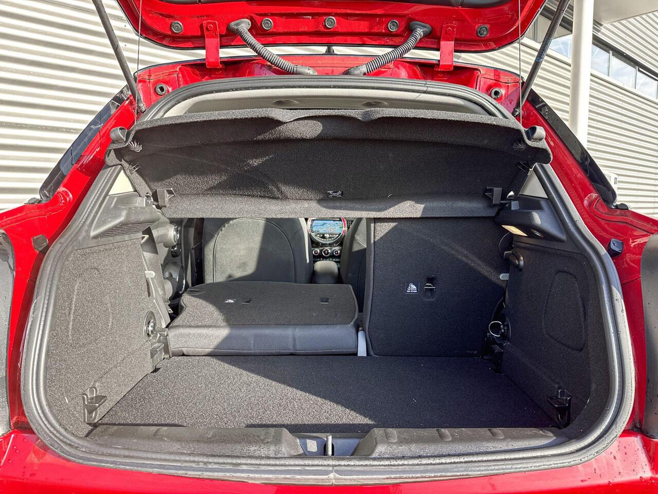 Mini COOPER 5-deurs 1.5 Pepper / Serious Business / Comfort Access / Achteruitrijcamera / Panoramadak