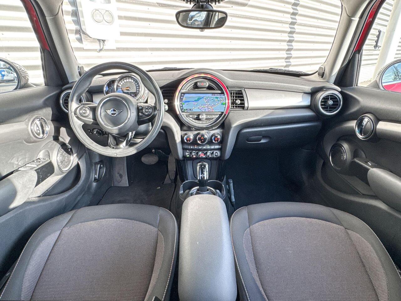 Mini COOPER 5-deurs 1.5 Pepper / Serious Business / Comfort Access / Achteruitrijcamera / Panoramadak